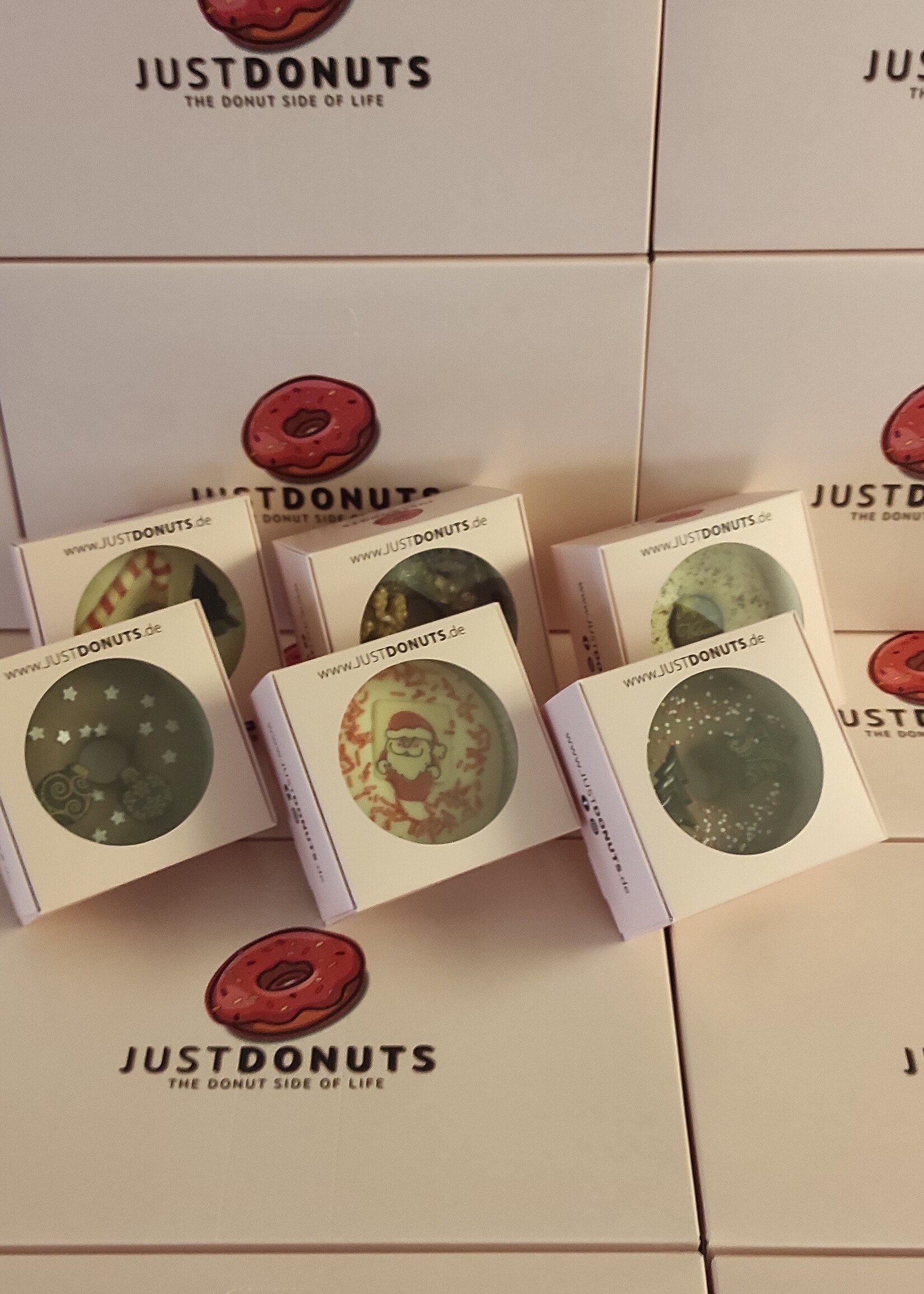 Weihnachts-Donuts einzelverpackt im Sixpack