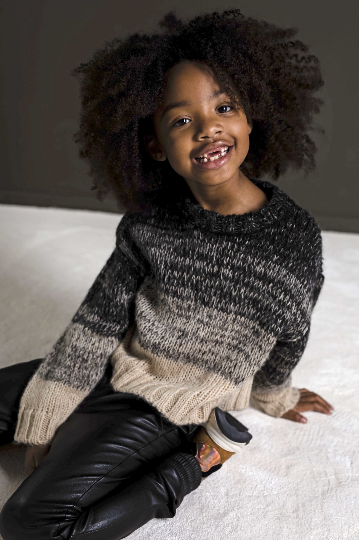 Like Flo Meisjes sweater - Colorblock gebreid - Bijna zwart Like Flo Meisjes sweater - Colorblock gebreid - Bijna zwart