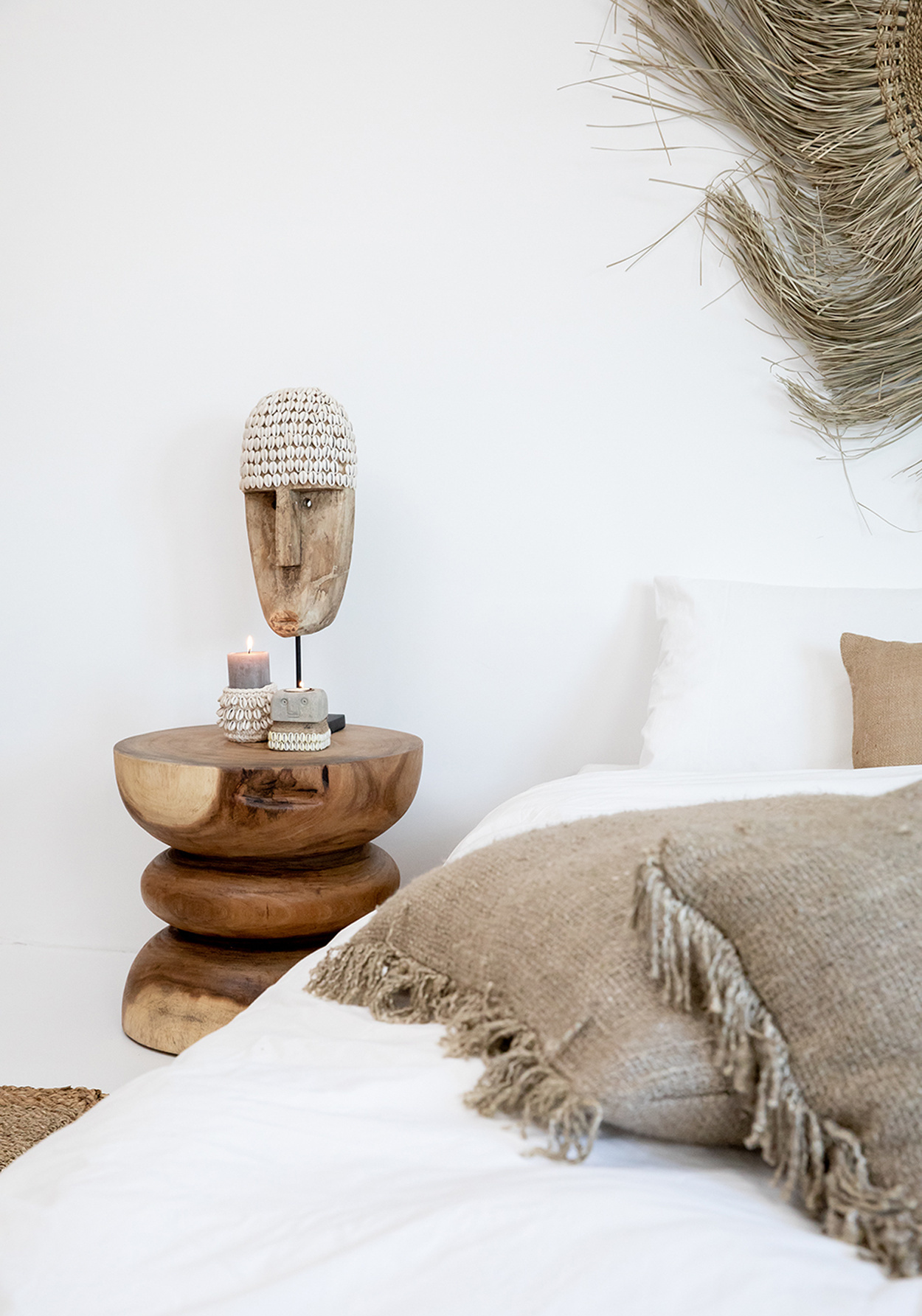 Het Cowrie Masker on Stand - Large