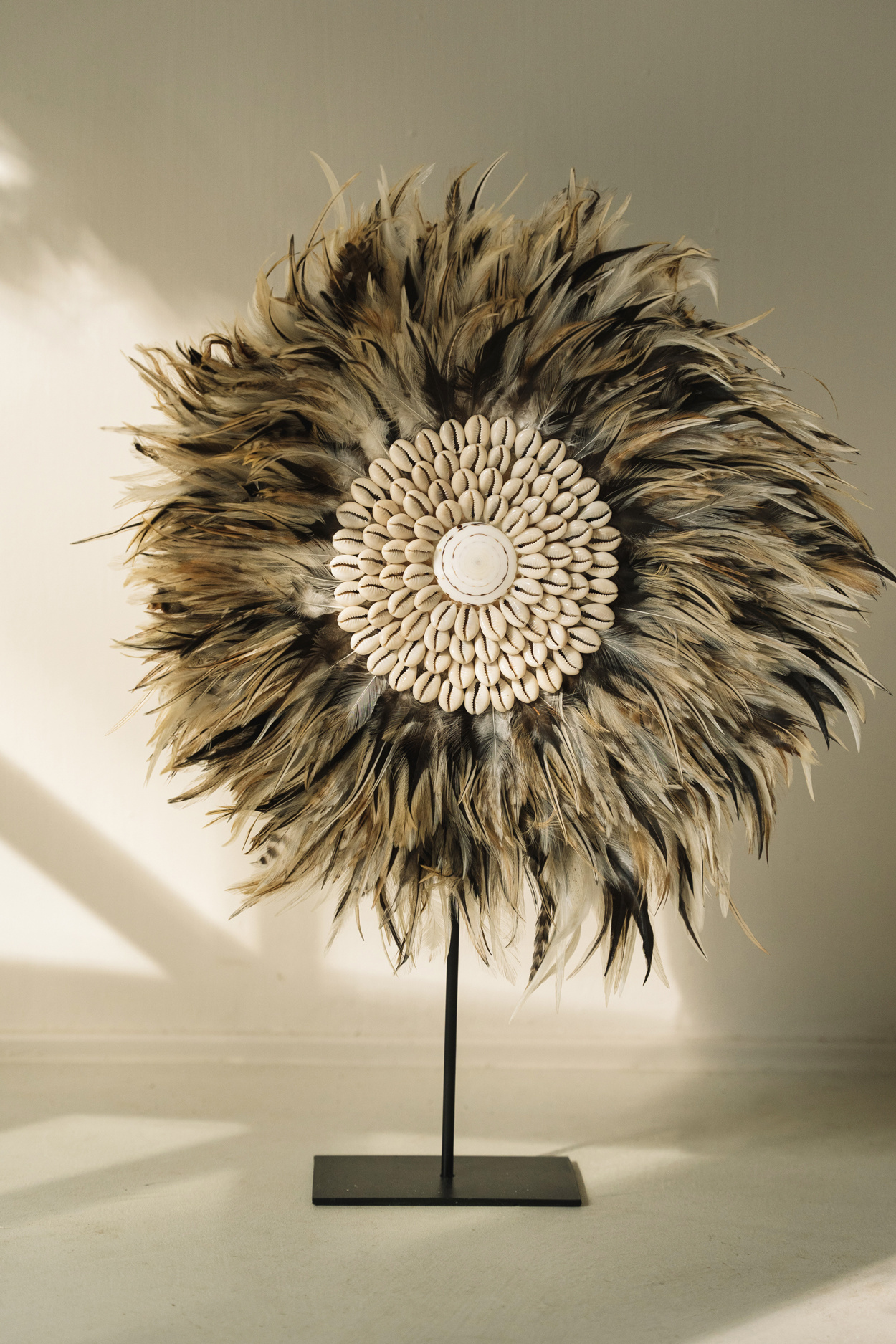 De Coastal Juju op Stand - Decoratie - Grijs Bruin