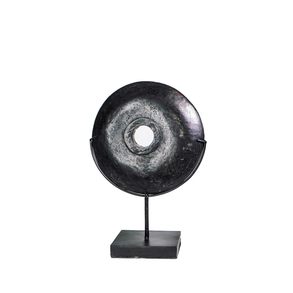 De Black River Stone op Stand - M
