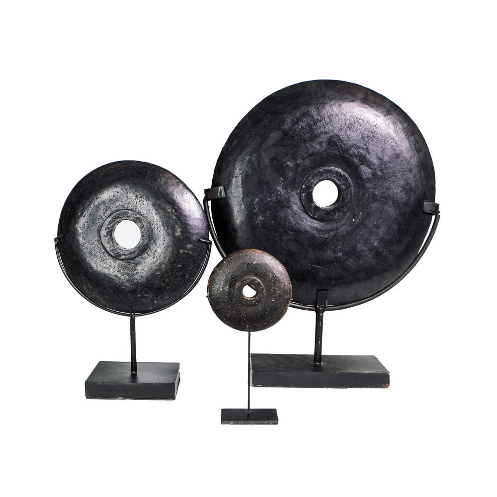De Black River Stone op Stand - M