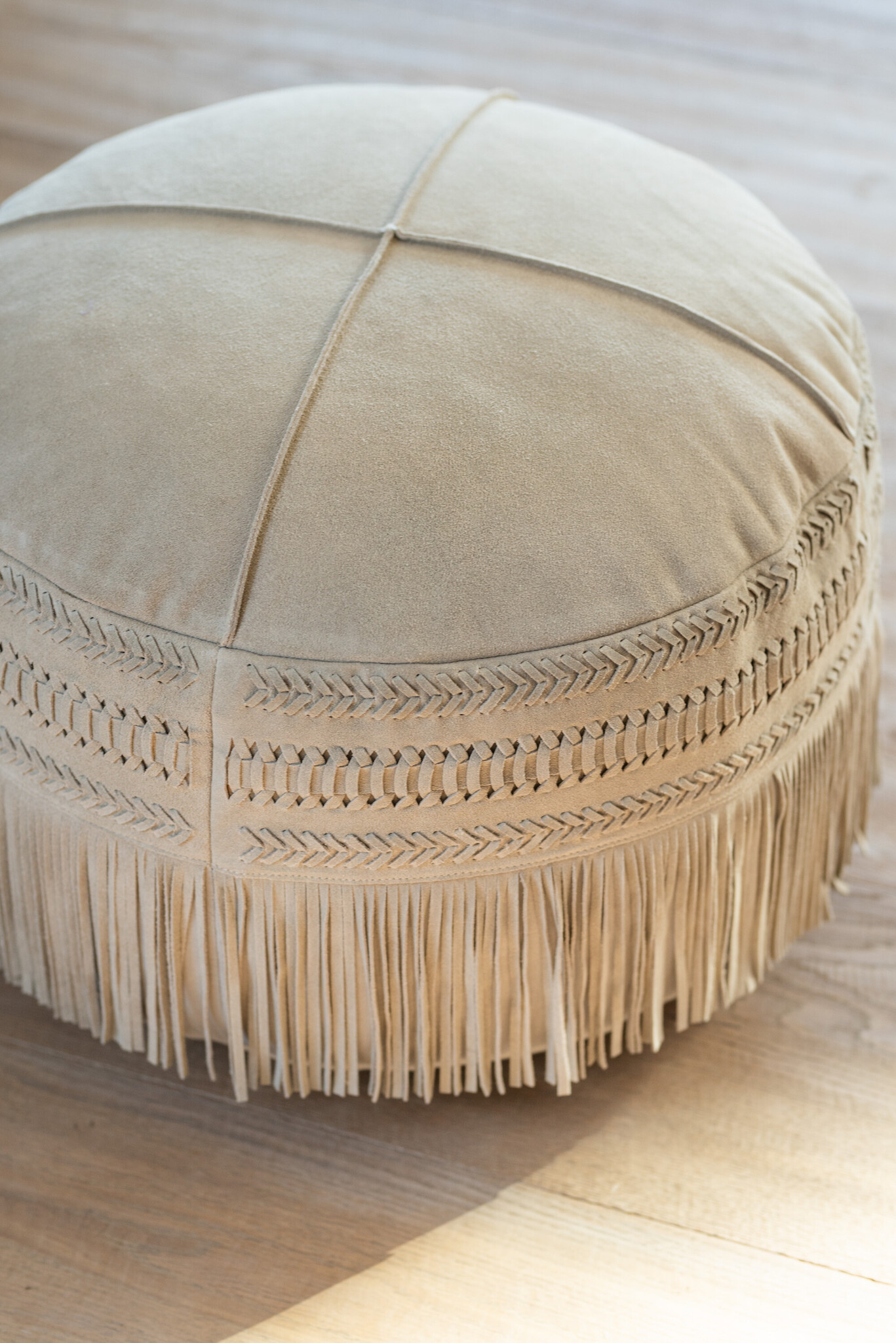 HASSOCK TASS RND LEATH L GRY