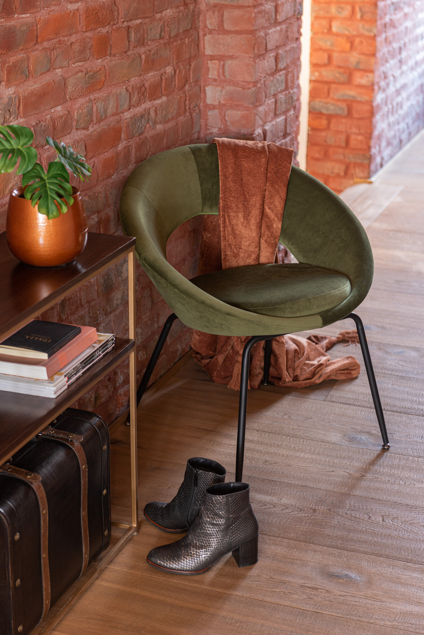 CHAIR ROUND HOLE MET/TEX GRN