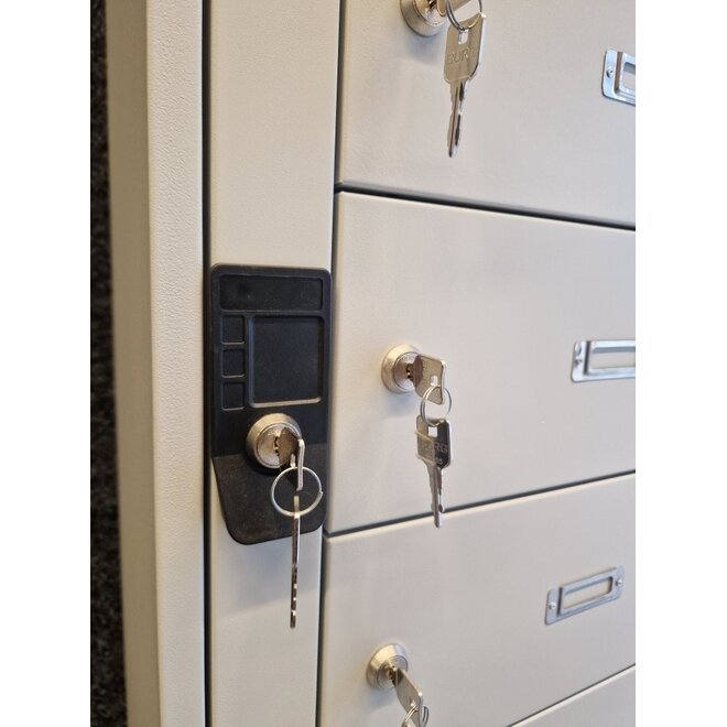 Lockerkast met 10 kluisjes en centrale deur
