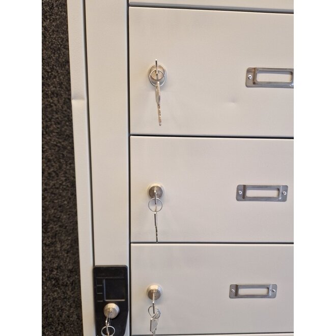 Lockerkast met 10 kluisjes en centrale deur