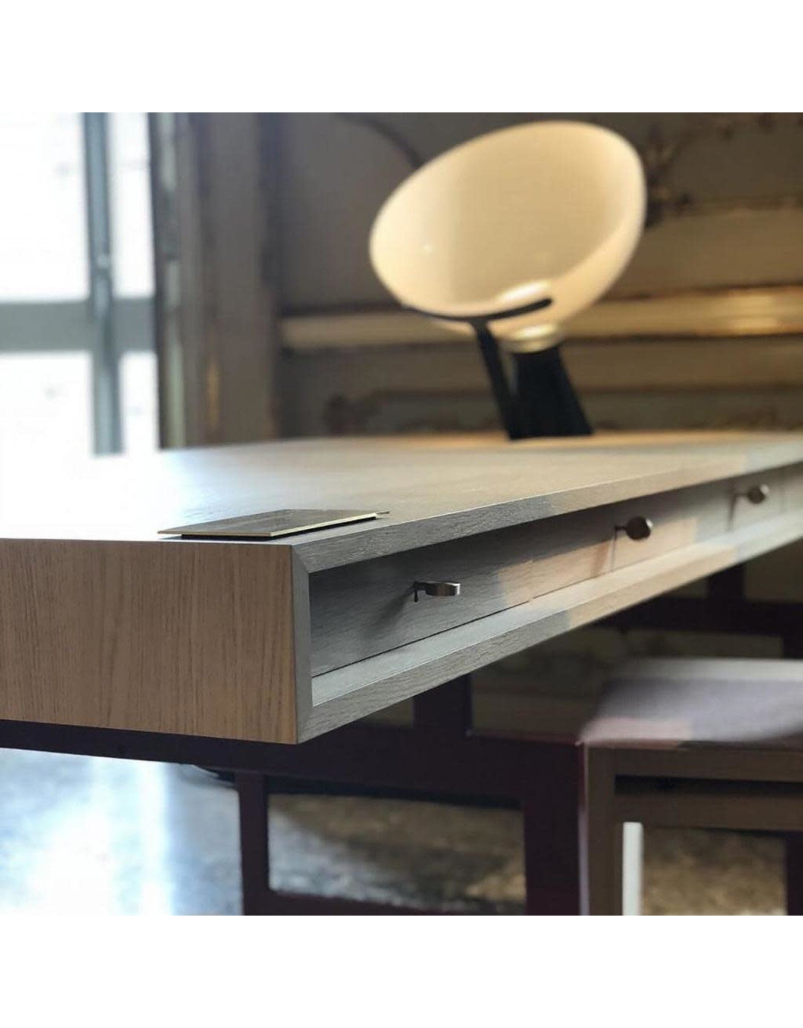 BODIL KJAER 設計的胡桃木書桌