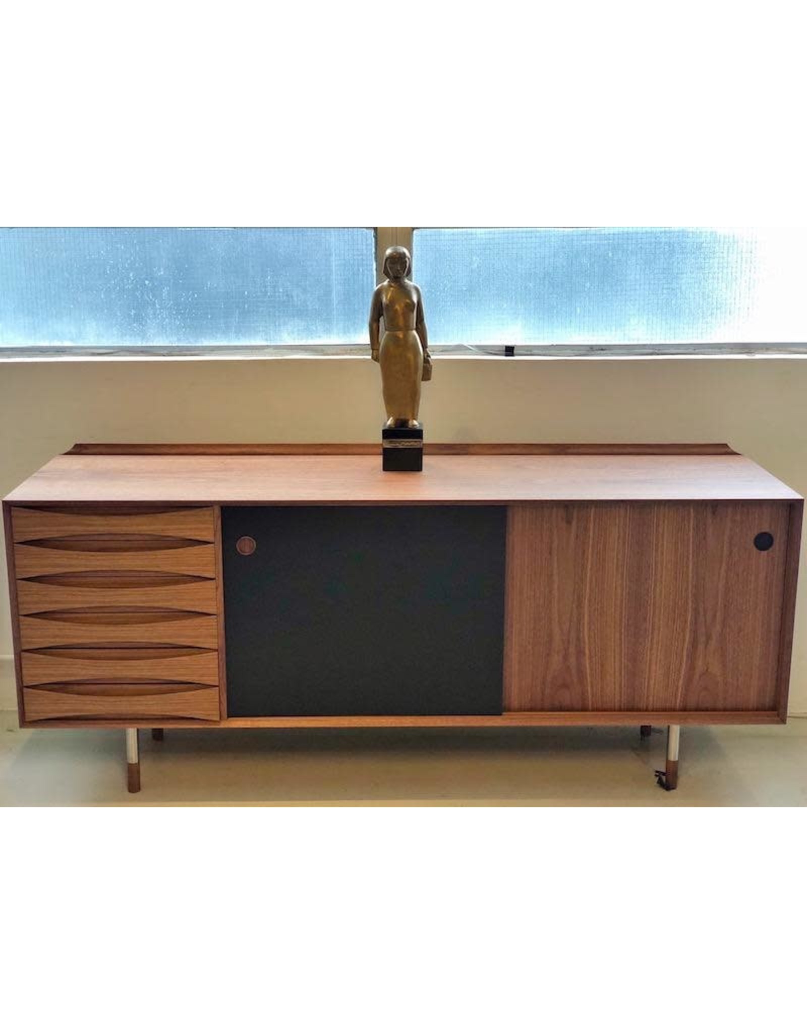 AV02 SIDEBOARD