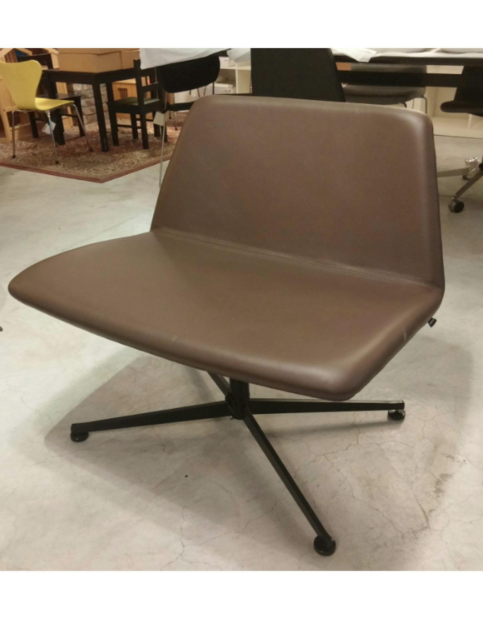 SPINAL 80 LOUNGE CHAIR ON SWIVEL RETURN BASE