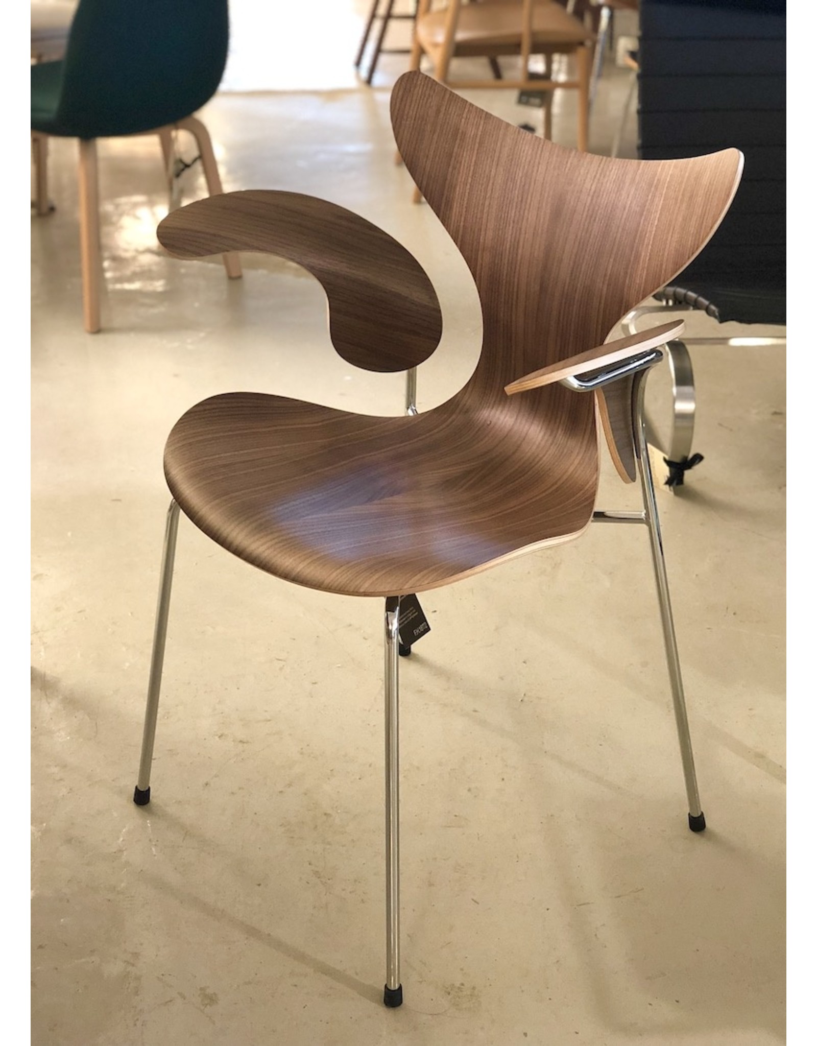 (SHOWROOM ITEM) 3208 LILY 50 ANNIVERSARY ARMCHAIR