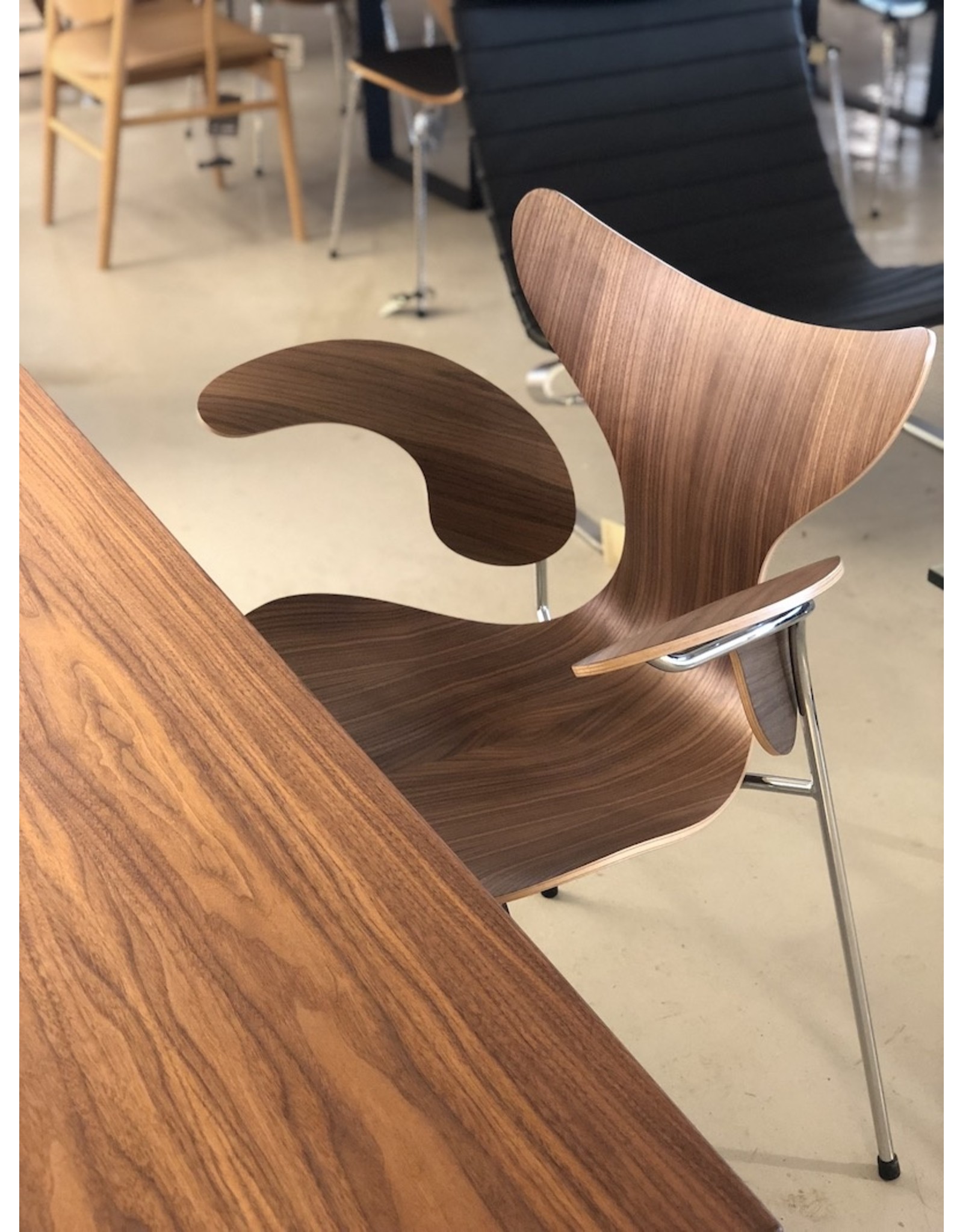 (SHOWROOM ITEM) 3208 LILY 50 ANNIVERSARY ARMCHAIR