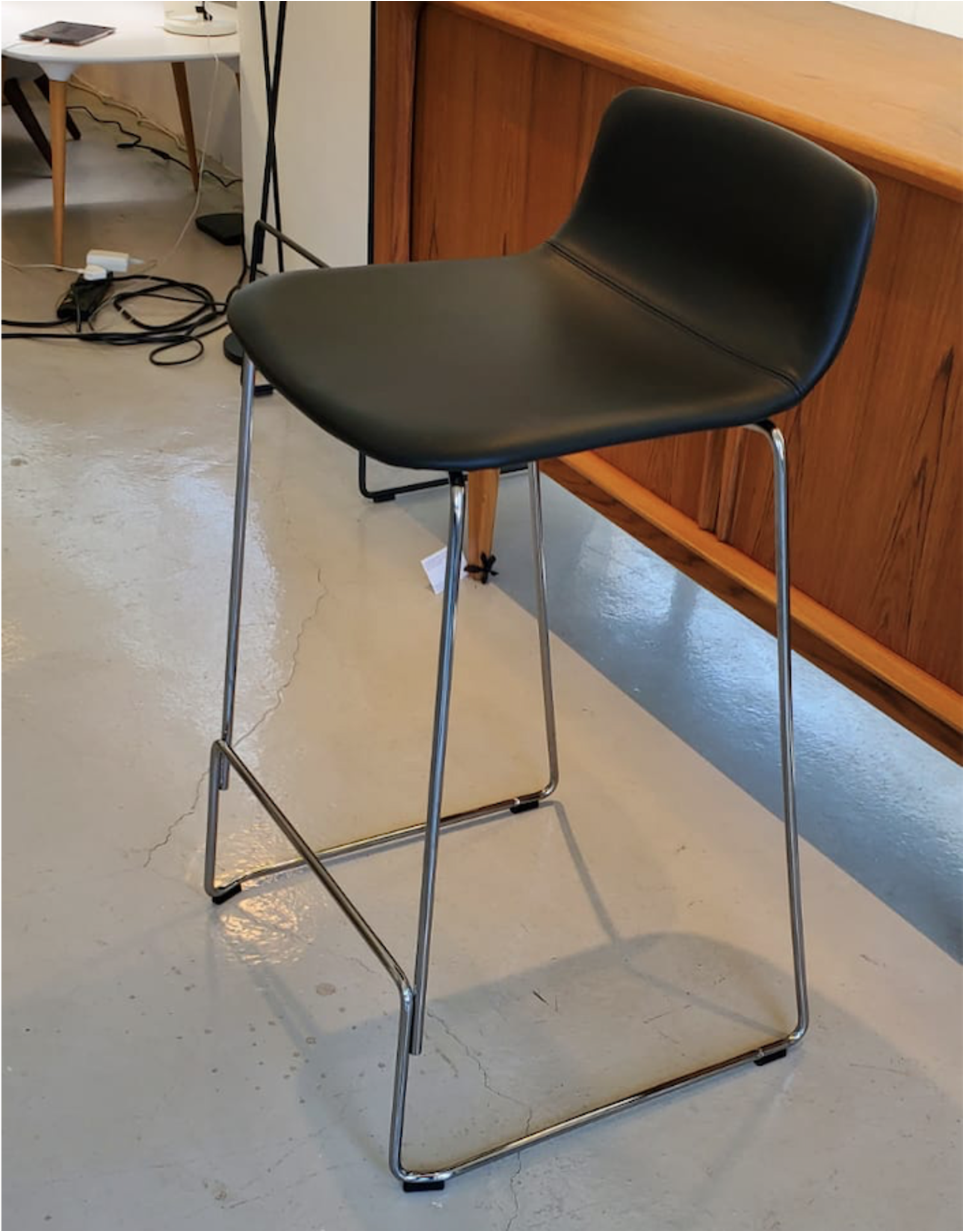 4312 PATO COUNTER STOOL IN BLACK LEATHER