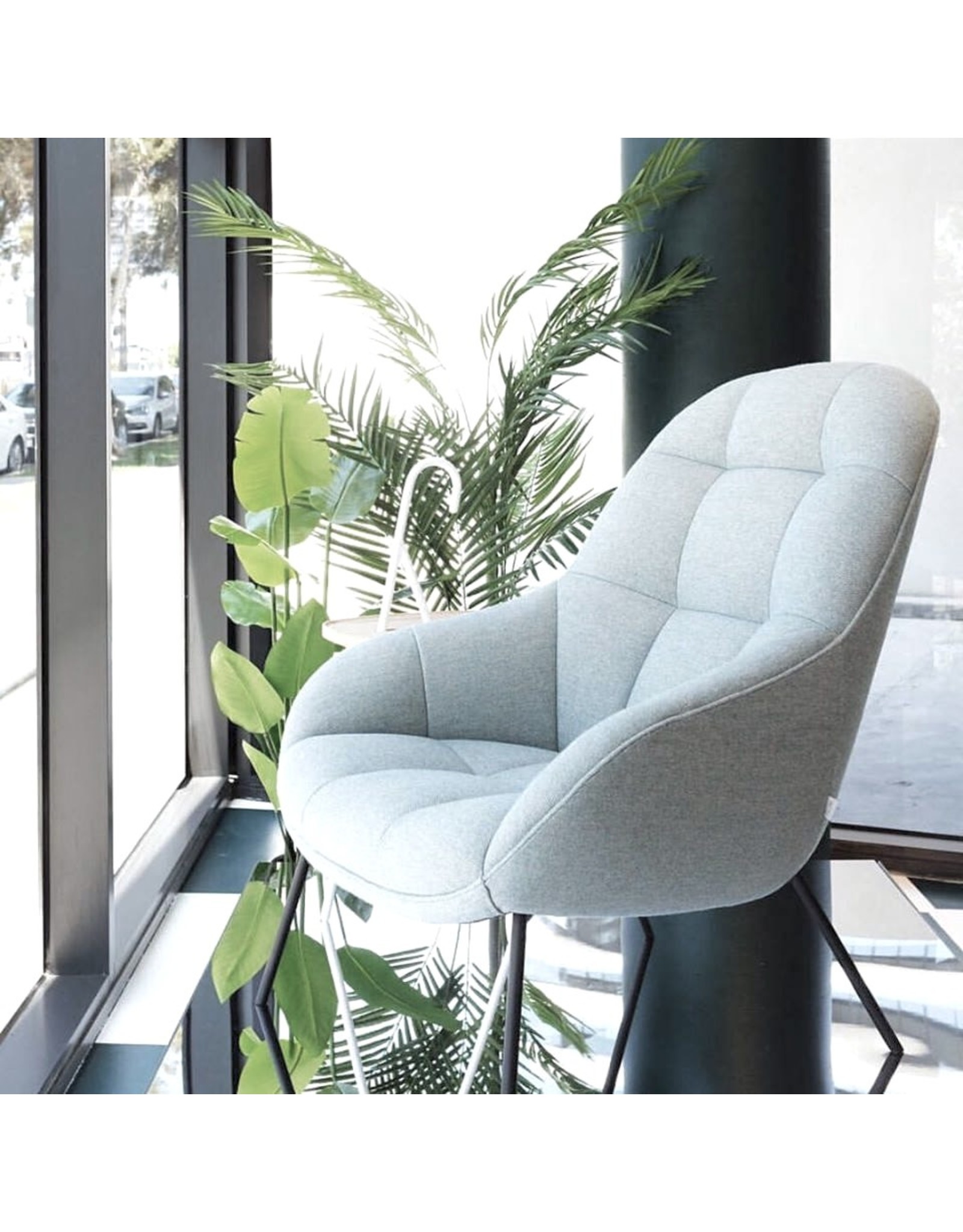 (SHOWROOM ITEM) MANGO LOUNGE CHAIR
