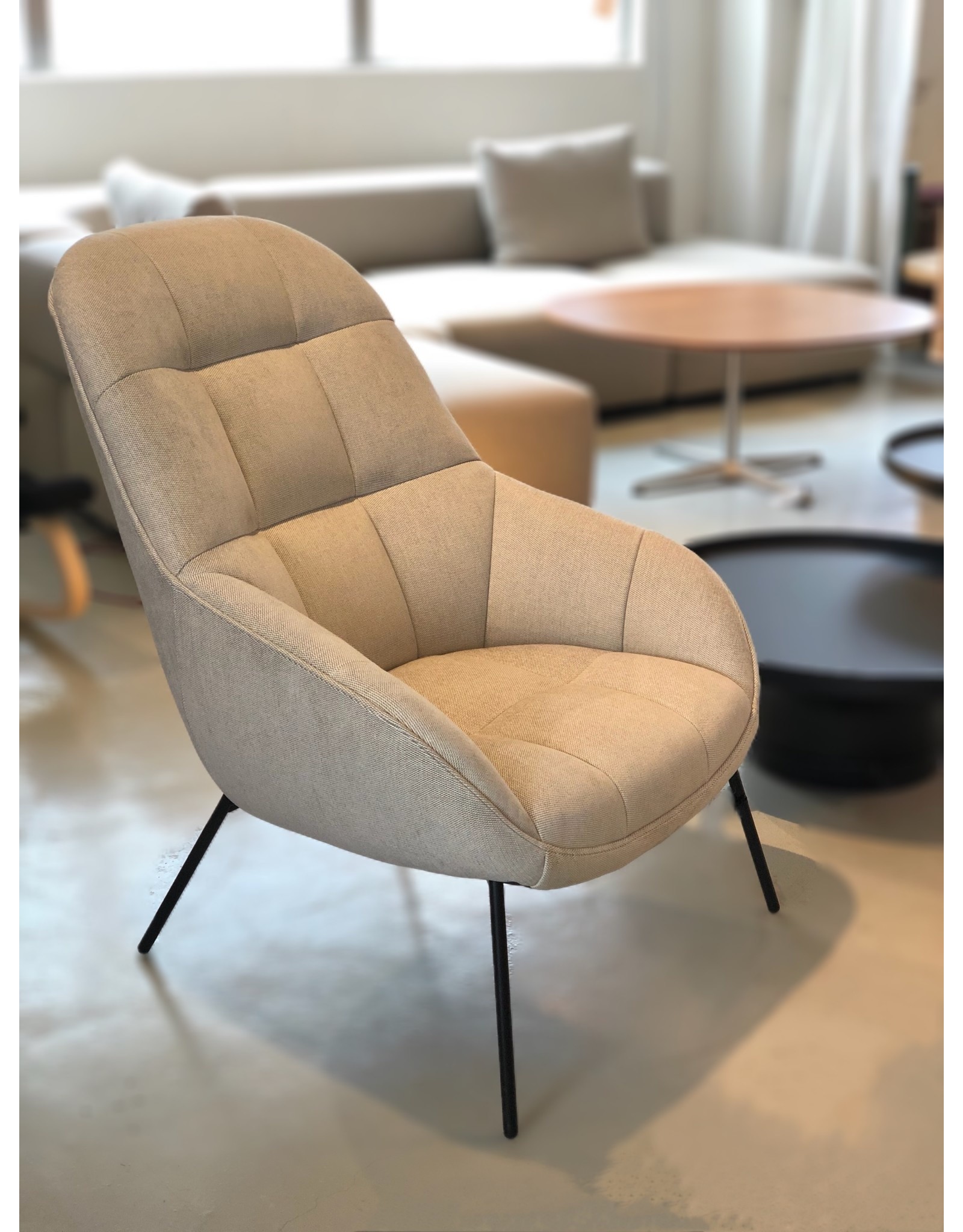 (SHOWROOM ITEM) MANGO LOUNGE CHAIR
