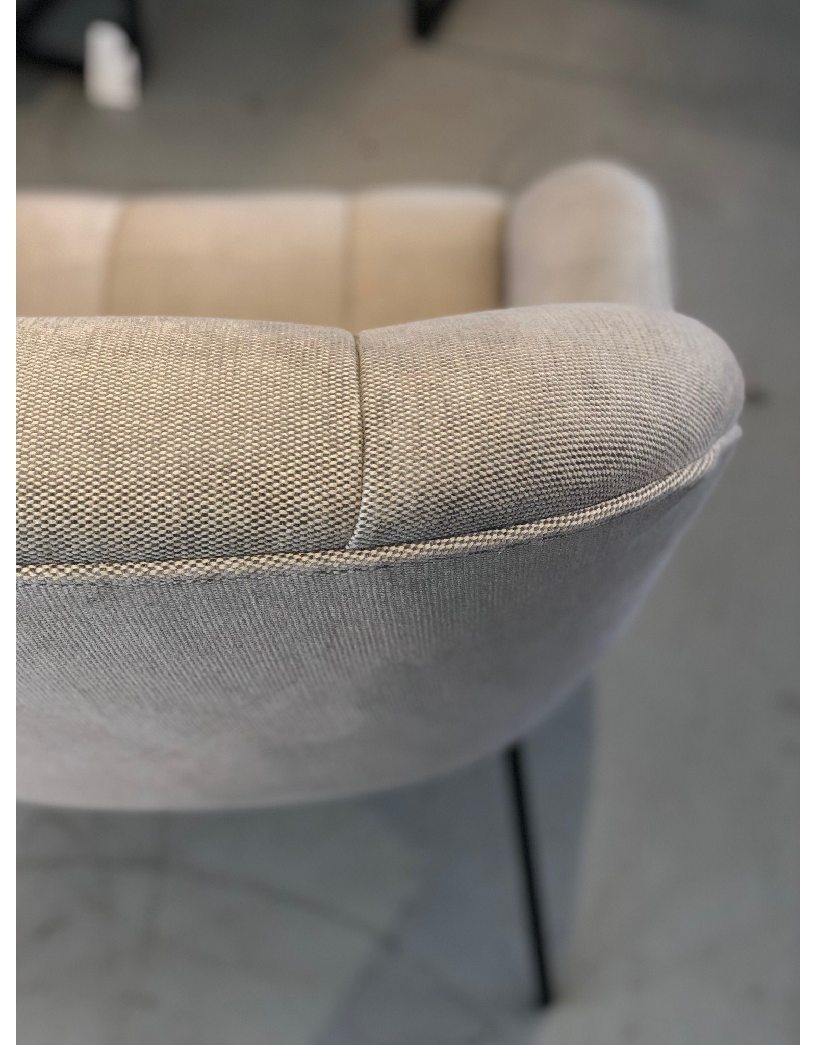 (SHOWROOM ITEM) MANGO LOUNGE CHAIR