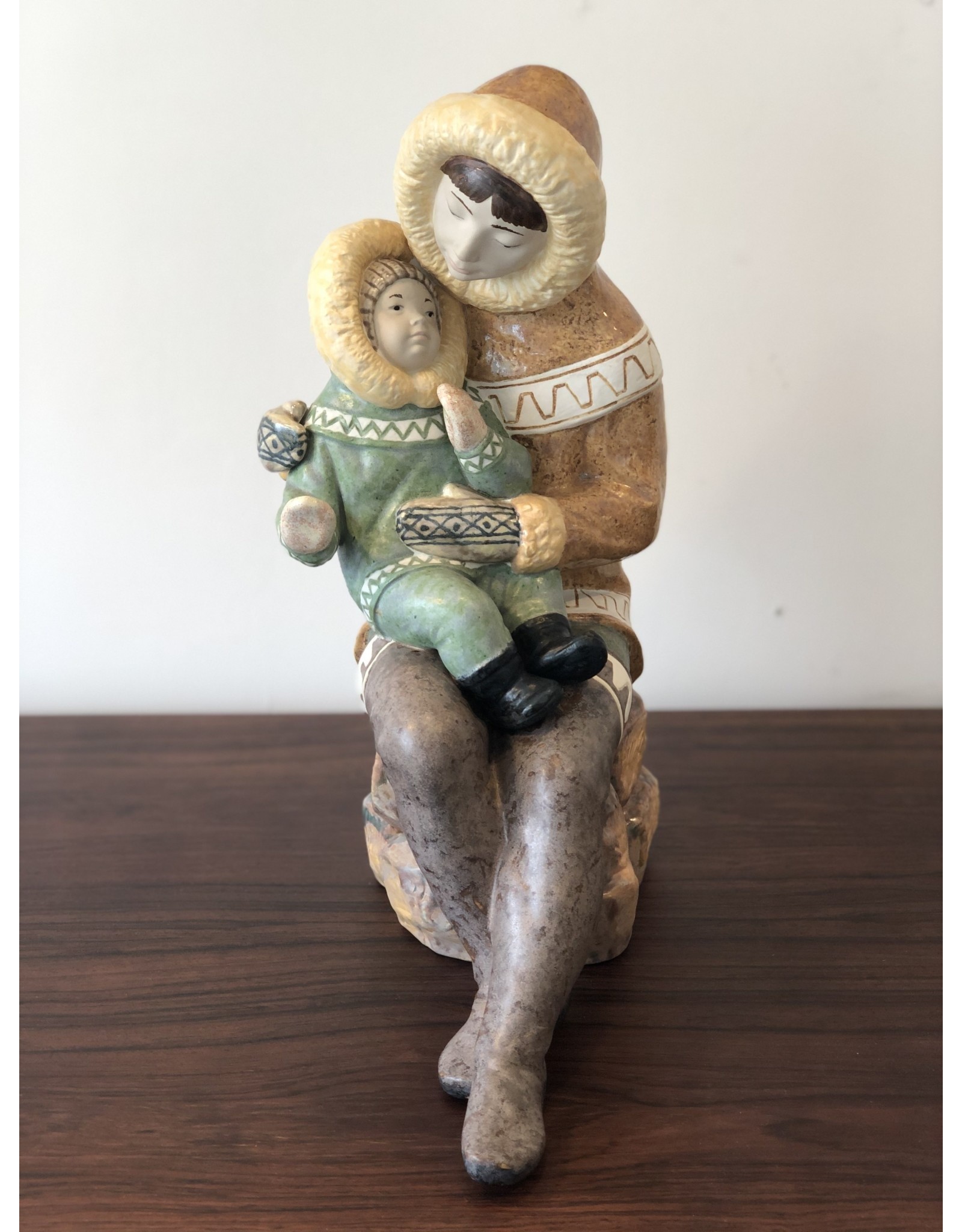 RARE 1970'S FIGURINE OF SEATED INUIT MOTHER WITH CHILD IN LAP