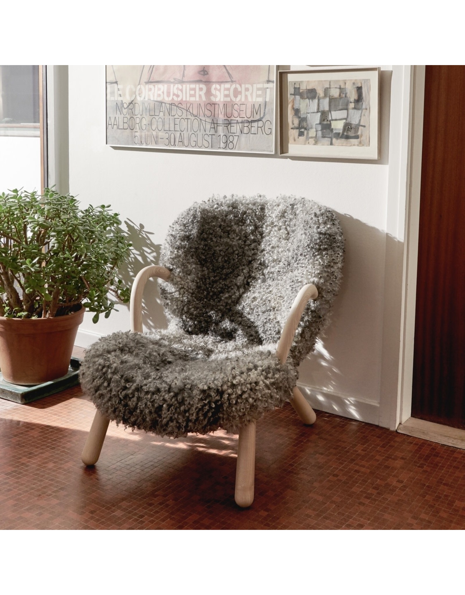 (SHOWROOM ITEM) ARCTANDER CHAIR WITH ARMREST WITH GOTLAND SHEEPSKIN GREY