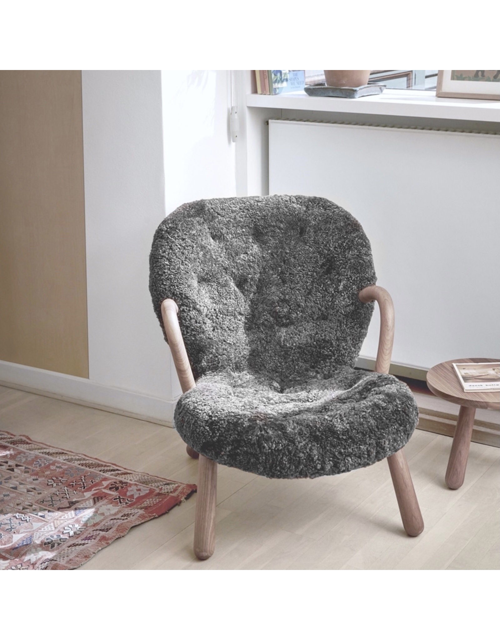 (SHOWROOM ITEM) ARCTANDER CHAIR WITH ARMREST WITH GOTLAND SHEEPSKIN GREY