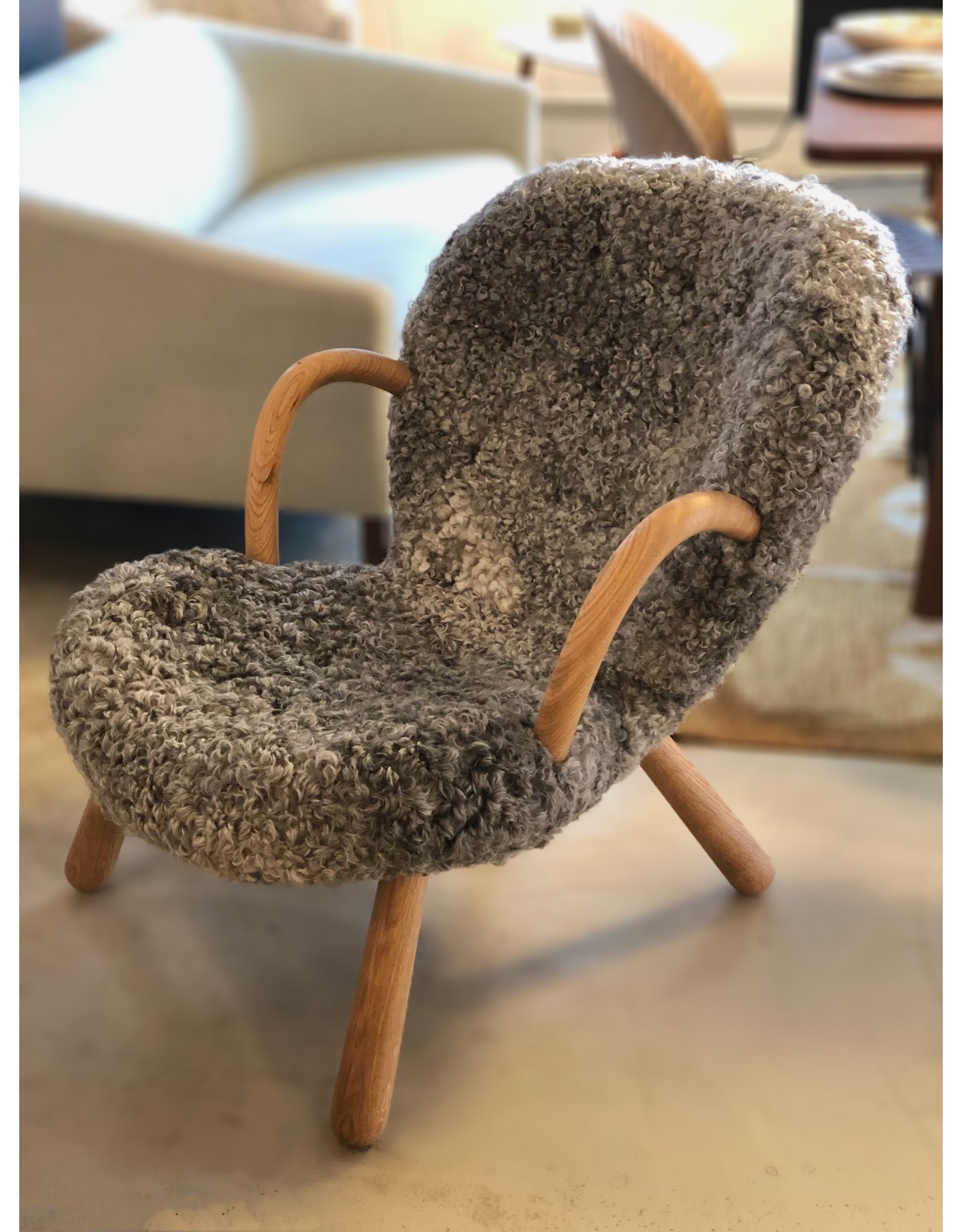 ARCTANDER CHAIR WITH ARMREST WITH GOTLAND SHEEPSKIN GREY
