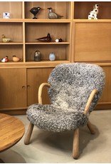 (SHOWROOM ITEM) ARCTANDER CHAIR WITH ARMREST WITH GOTLAND SHEEPSKIN GREY