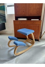 VARIABLE BALANS KNEELING CHAIR WITH LIGHT BROWN LACQUERED ASH BASE