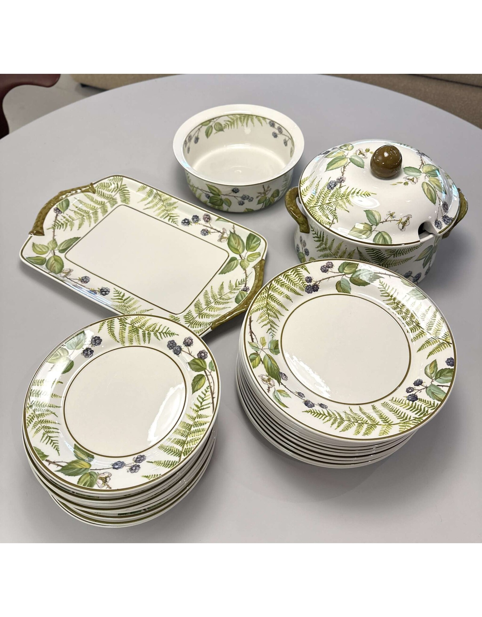FORSA DINNERWARE SERVICE WITH BLACKBERRY MOTIF FOR 12 PERSONS