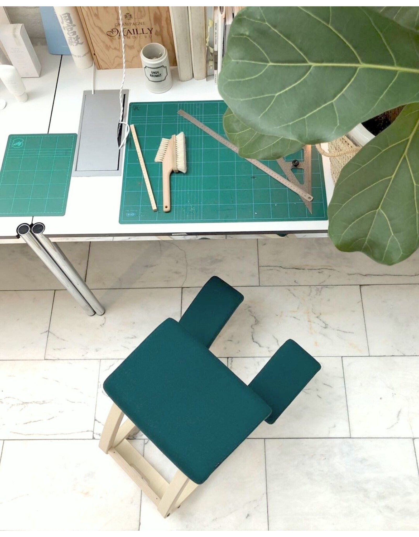 VARIABLE BALANS KNEELING CHAIR IN GREEN #984 REFLECT FABRIC