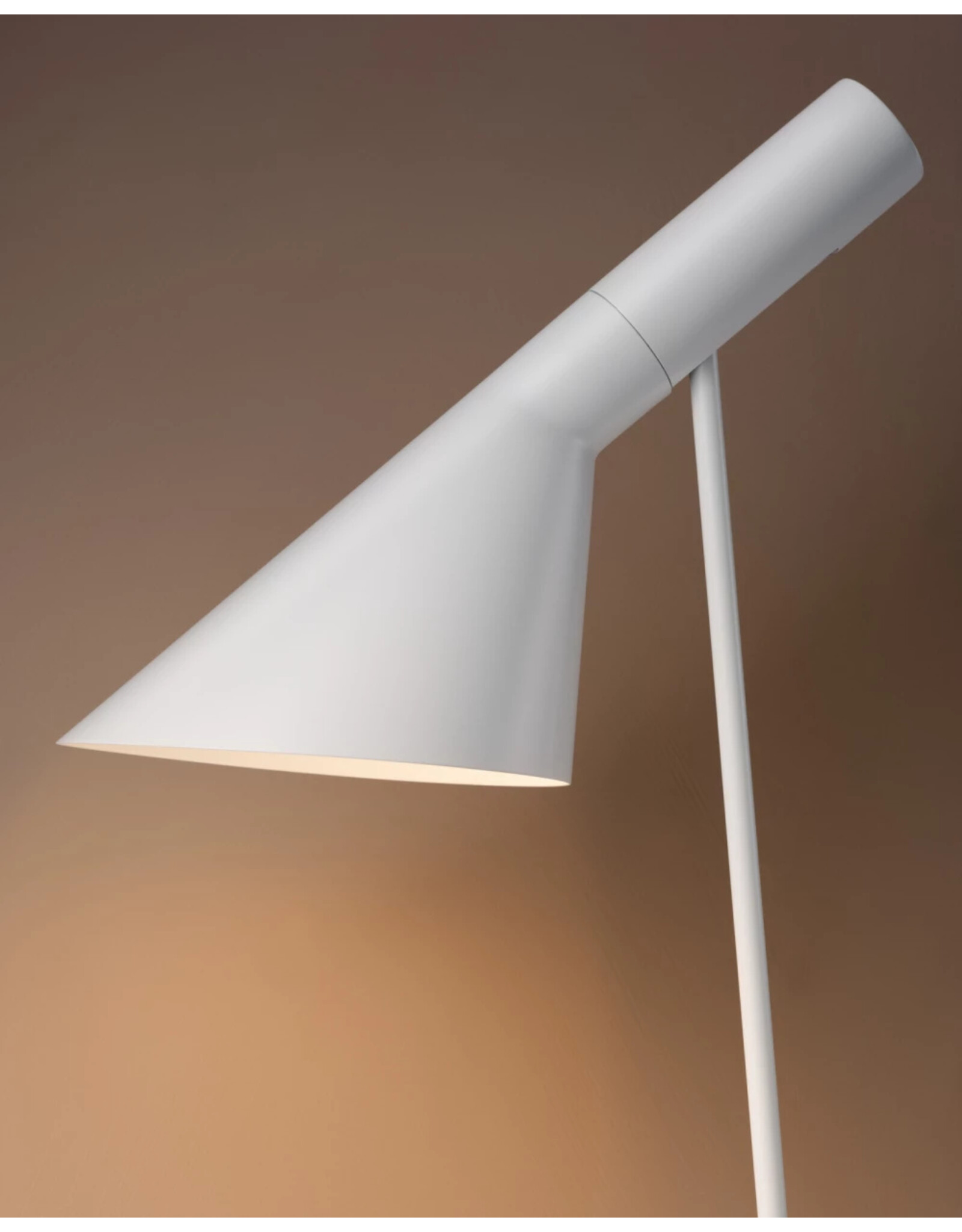 (SHOWROOM ITEM) AJ TABLE LAMP IN WHITE