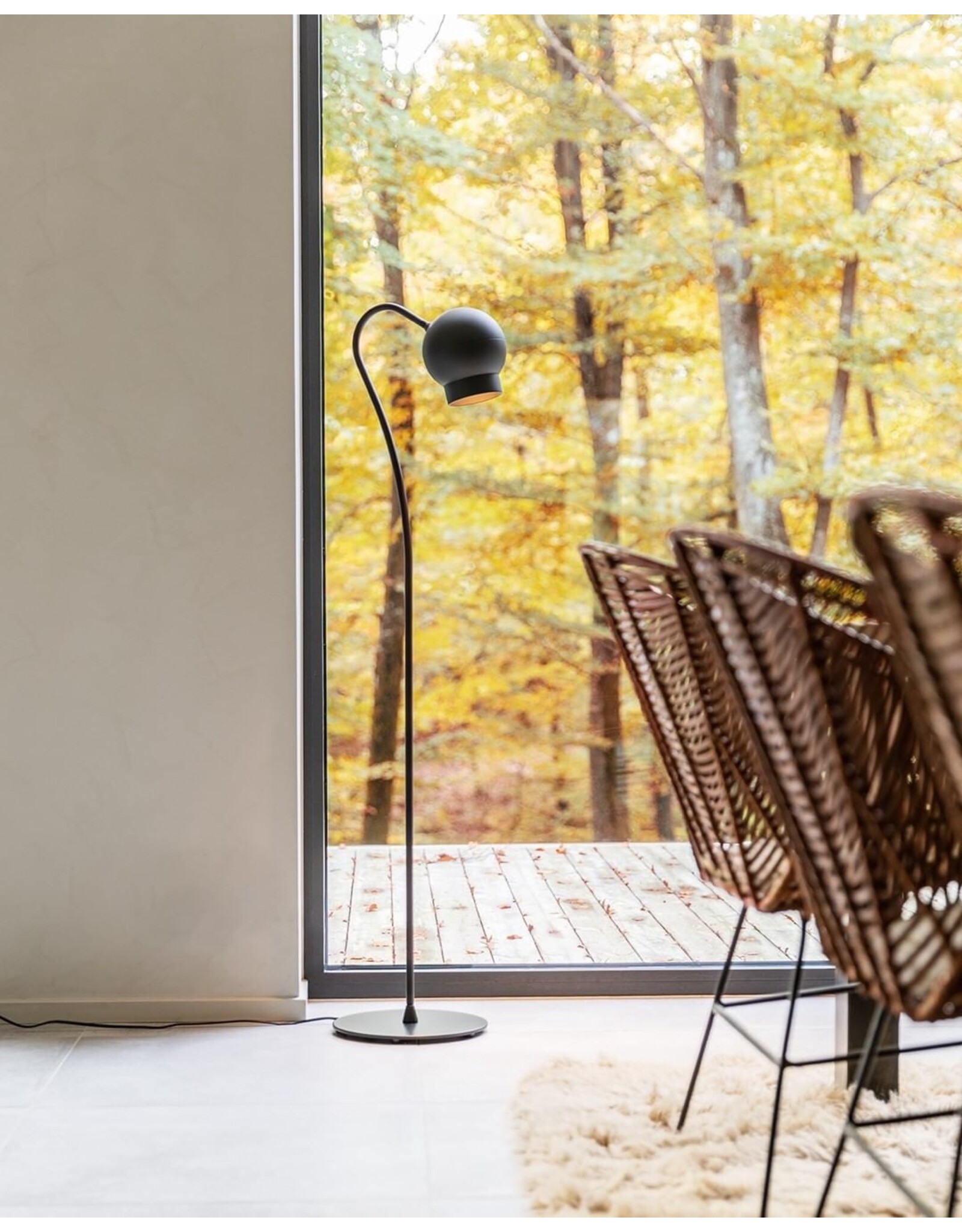 OGLE LED FLOOR LAMP IN BLACK