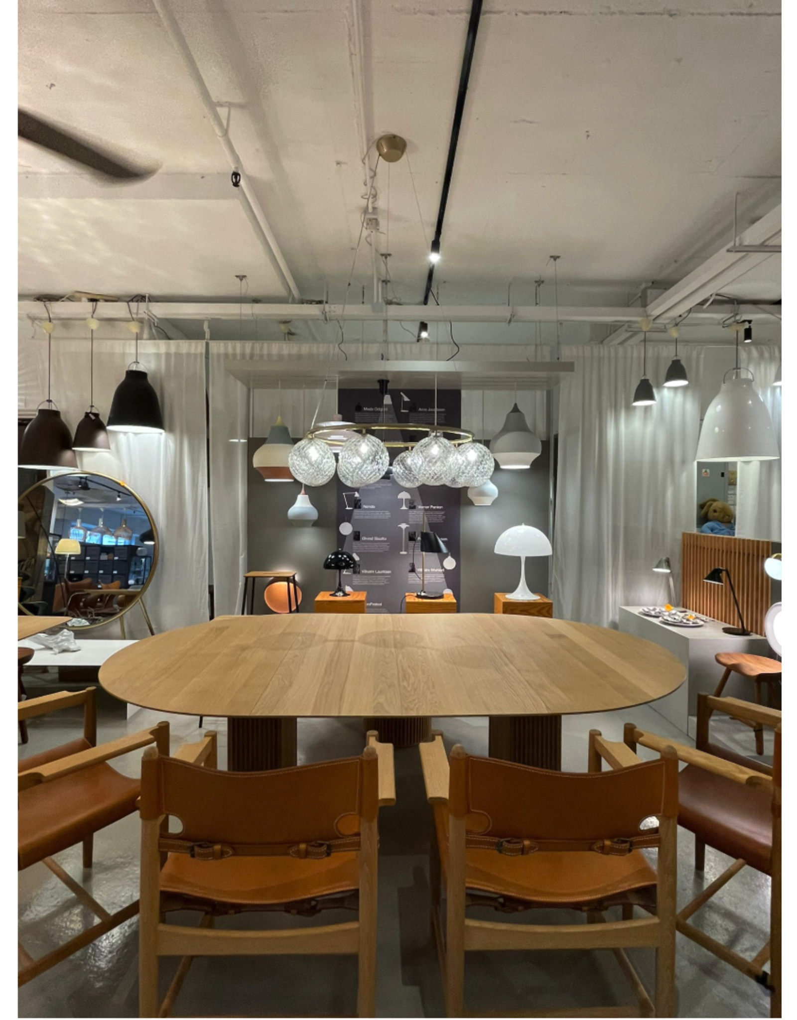 (SHOWROOM ITEM) TEN TABLE (ROUND) WITH 2 EXTENSION LEAVES