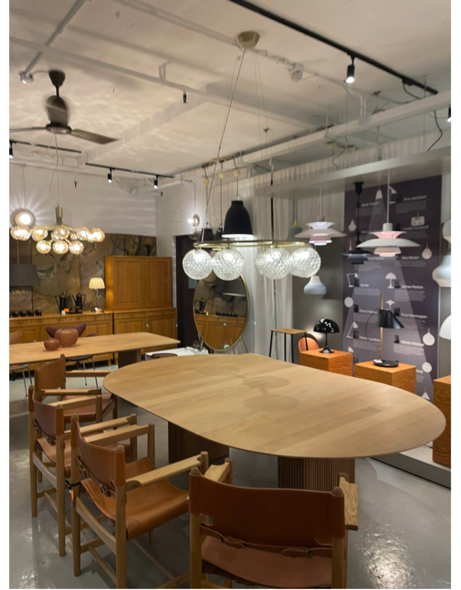 (SHOWROOM ITEM) TEN TABLE (ROUND) WITH 2 EXTENSION LEAVES
