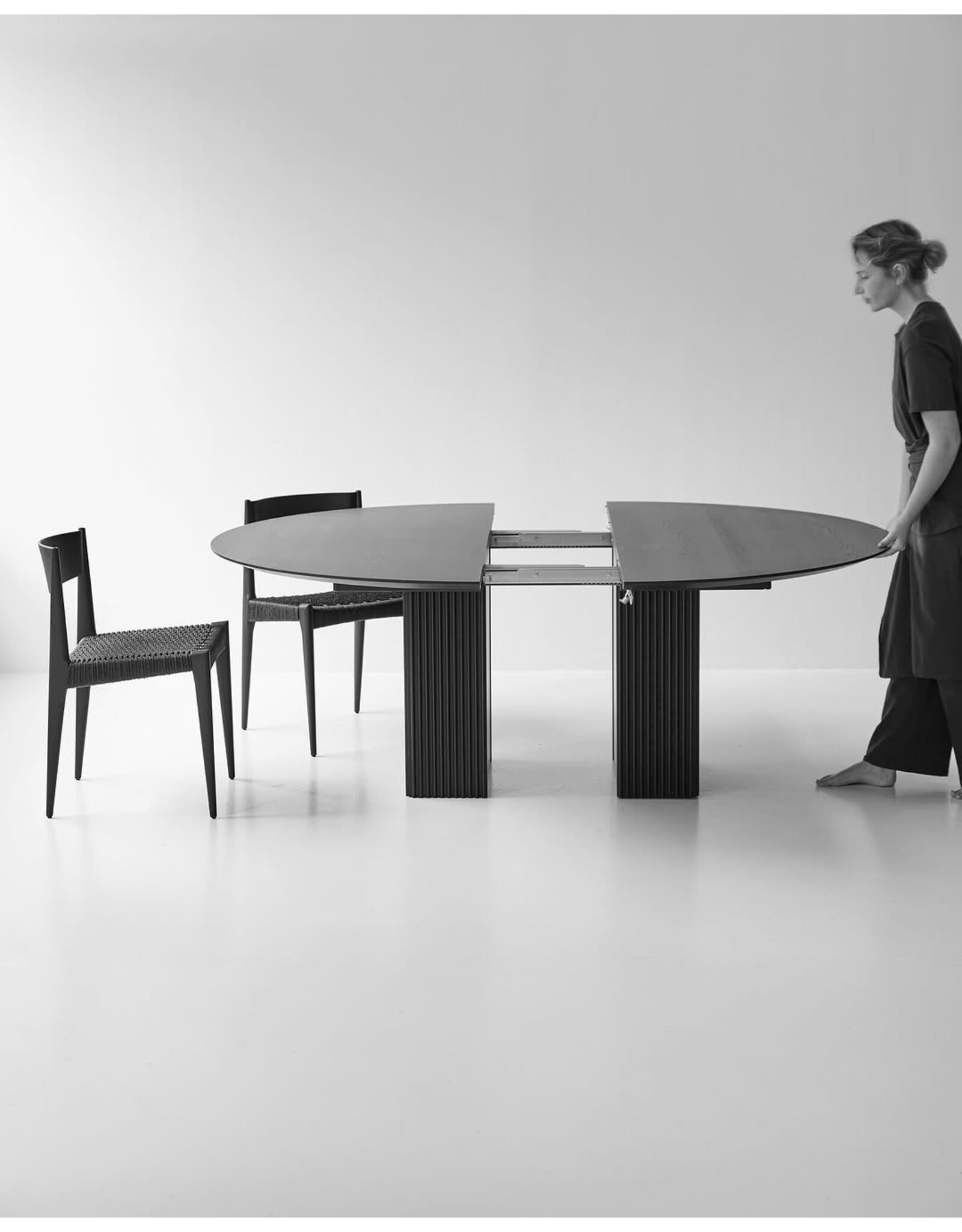 (SHOWROOM ITEM) TEN TABLE (ROUND) WITH 2 EXTENSION LEAVES