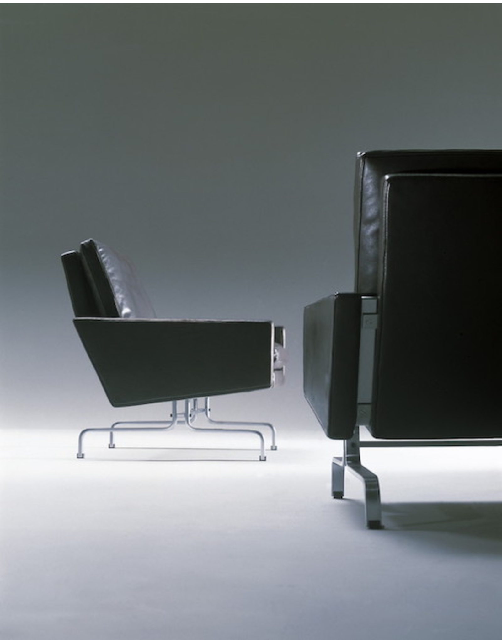 (SHOWROOM ITEM) PK31/3 3-SEATER SOFA IN BLACK GRACE LEATHER