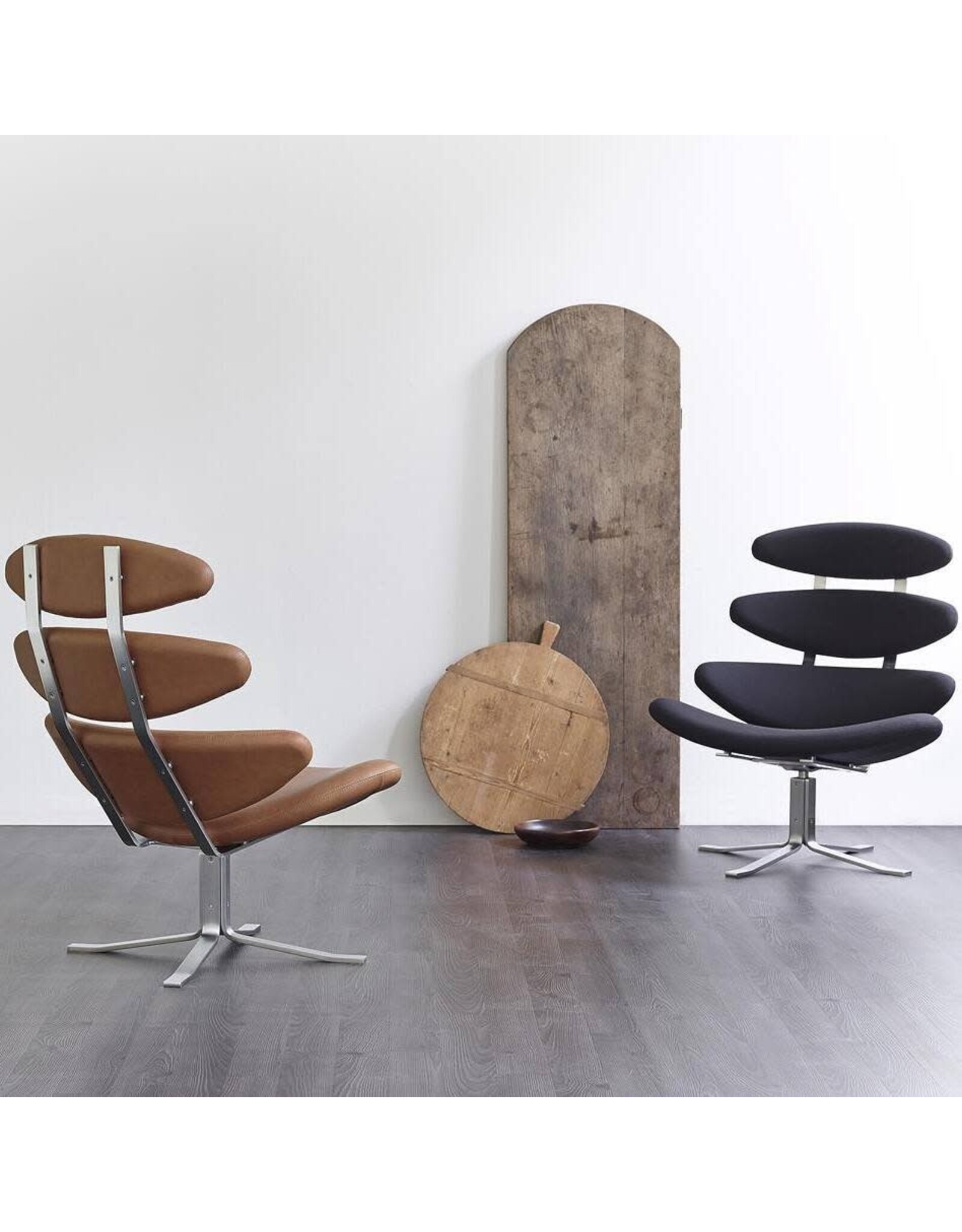 (SHOWROOM ITEM) CORONA SWIVEL EASY CHAIR