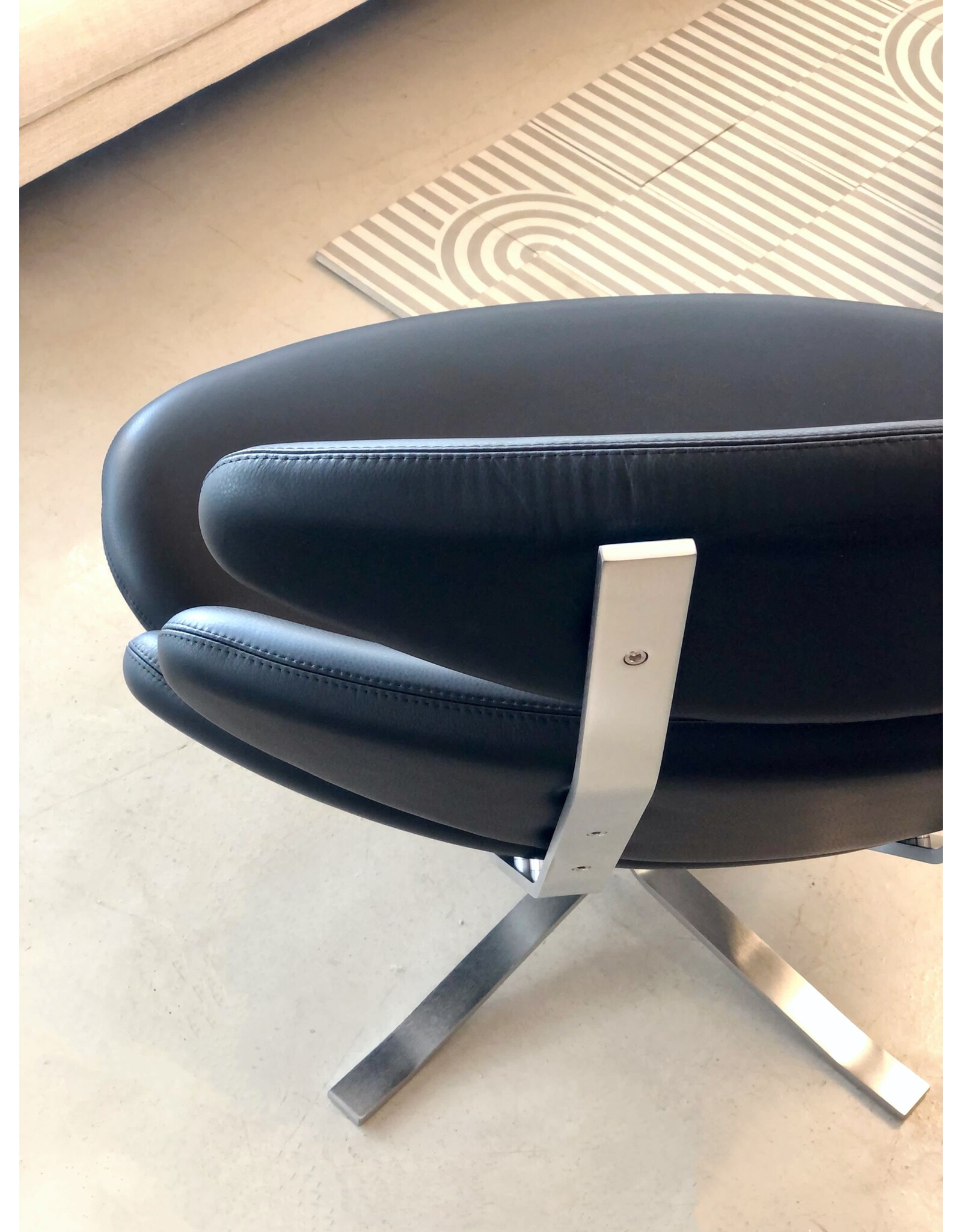 (SHOWROOM ITEM) CORONA SWIVEL EASY CHAIR