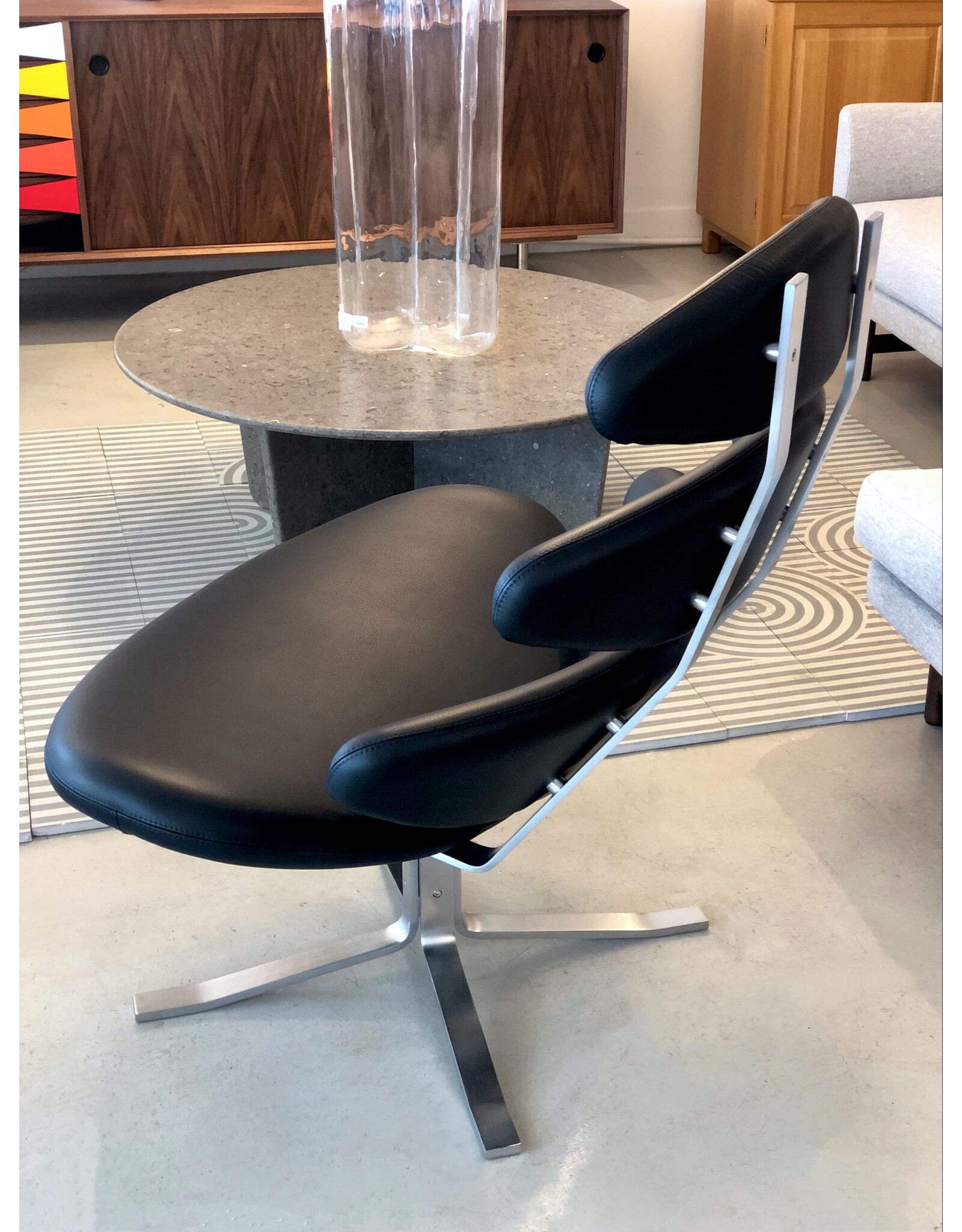 (SHOWROOM ITEM) CORONA SWIVEL EASY CHAIR