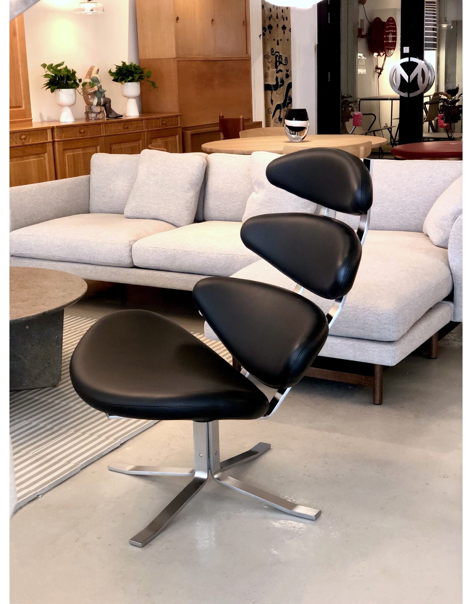 (SHOWROOM ITEM) CORONA SWIVEL EASY CHAIR