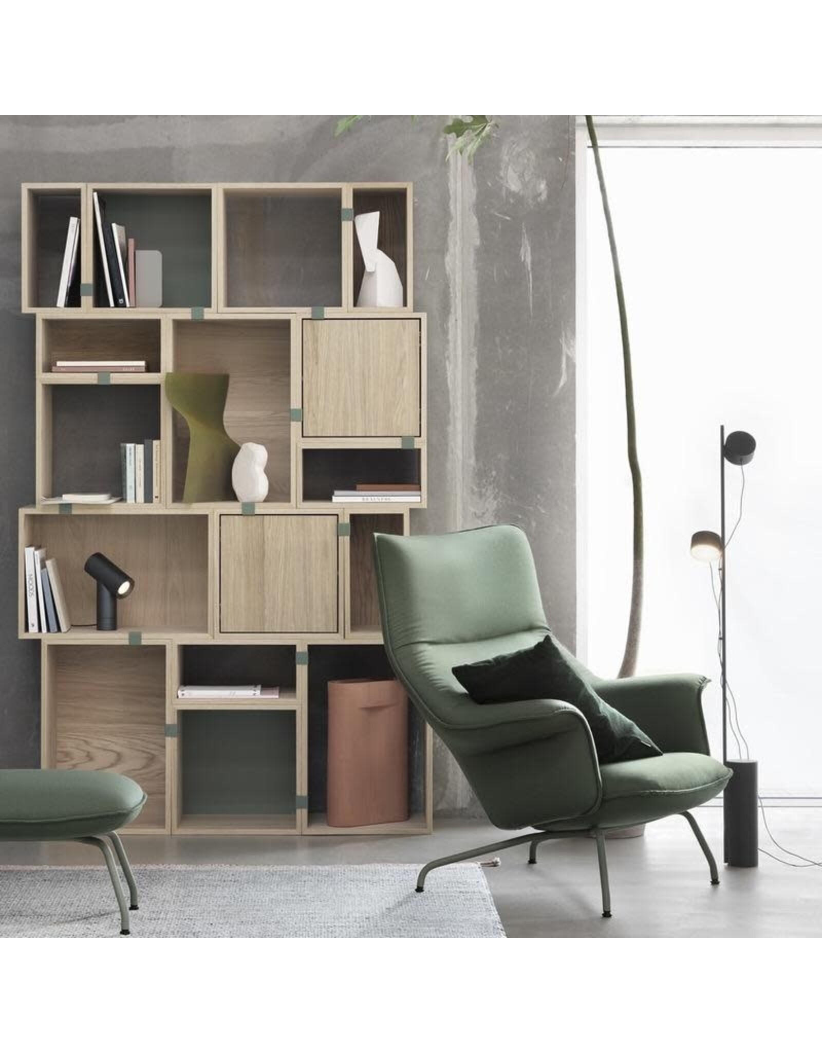 POST FLOOR LAMP