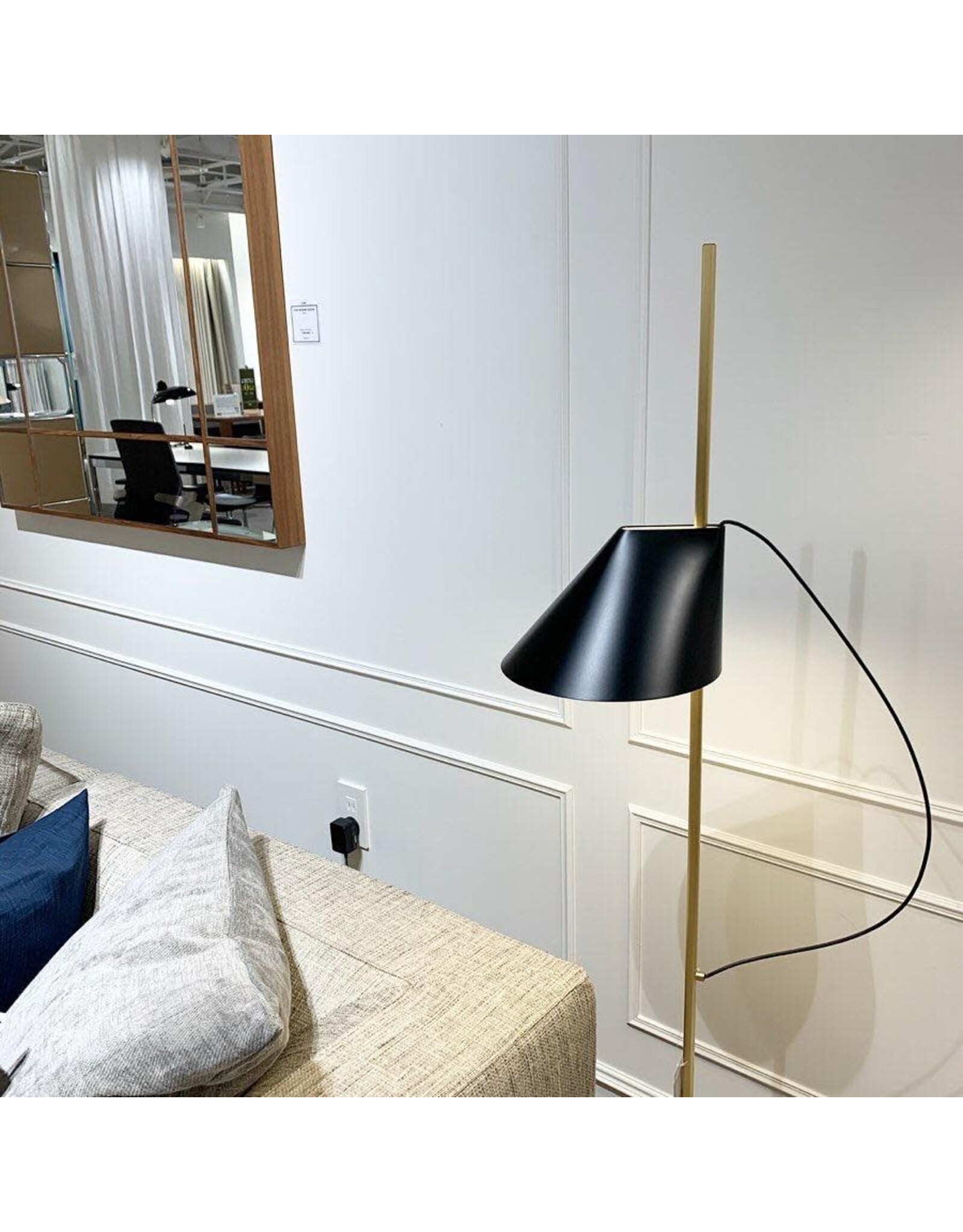 YUH LED FLOOR LAMP IN BRASS