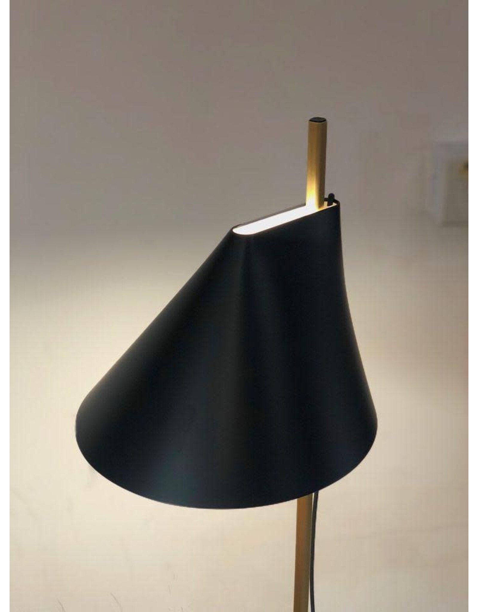 YUH LED FLOOR LAMP IN BRASS