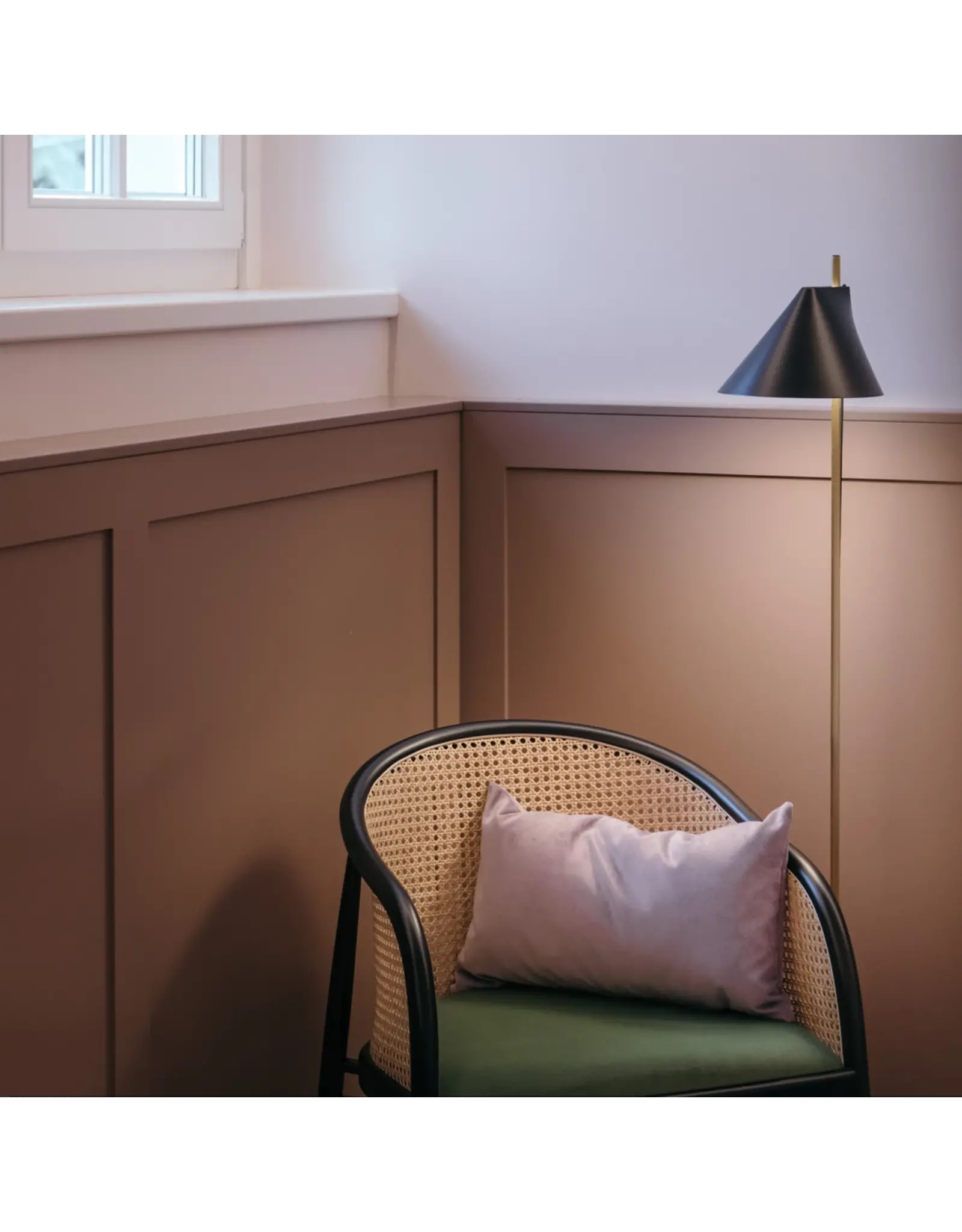 YUH LED FLOOR LAMP IN BRASS
