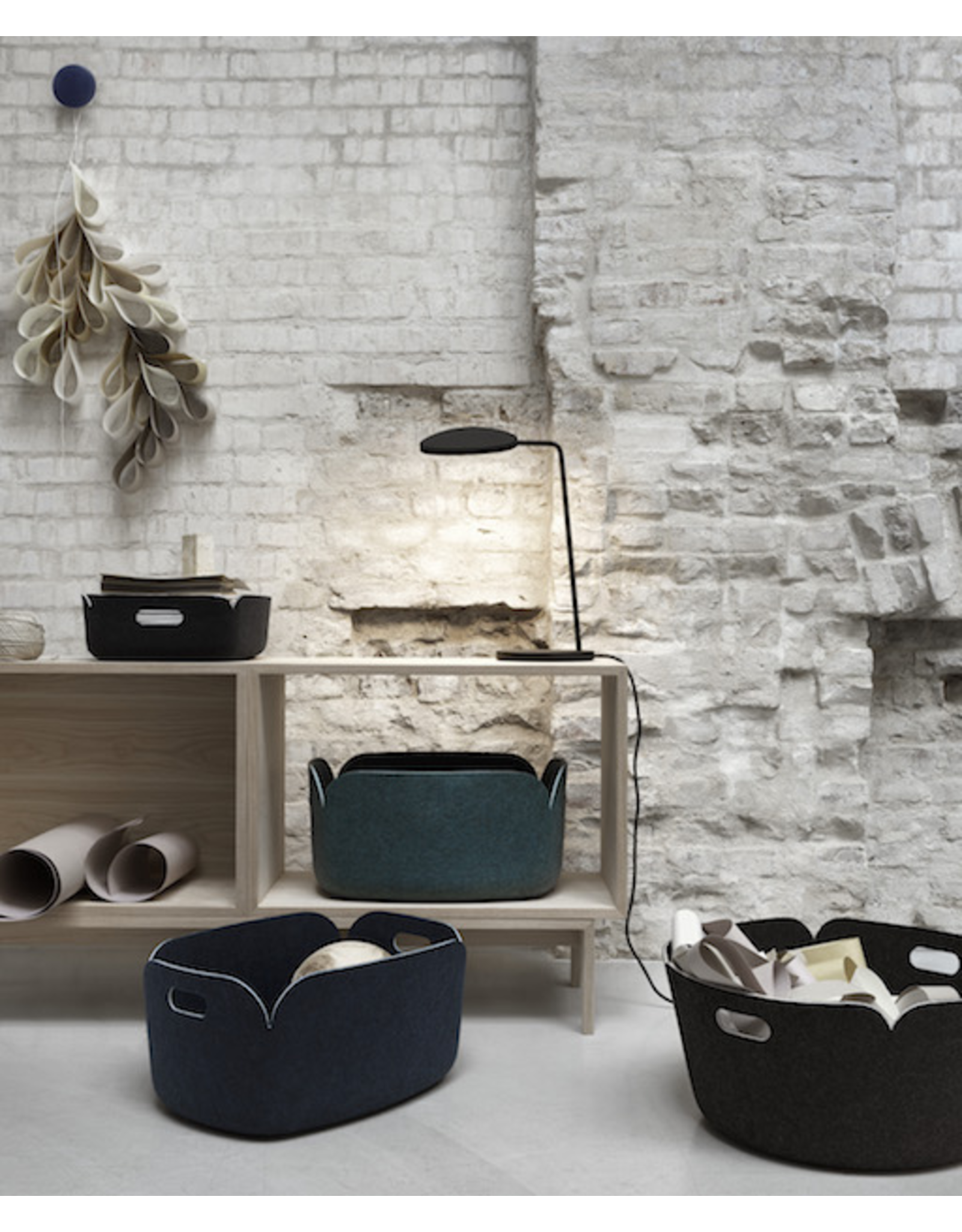 LEAF TABLE LAMP IN BLACK