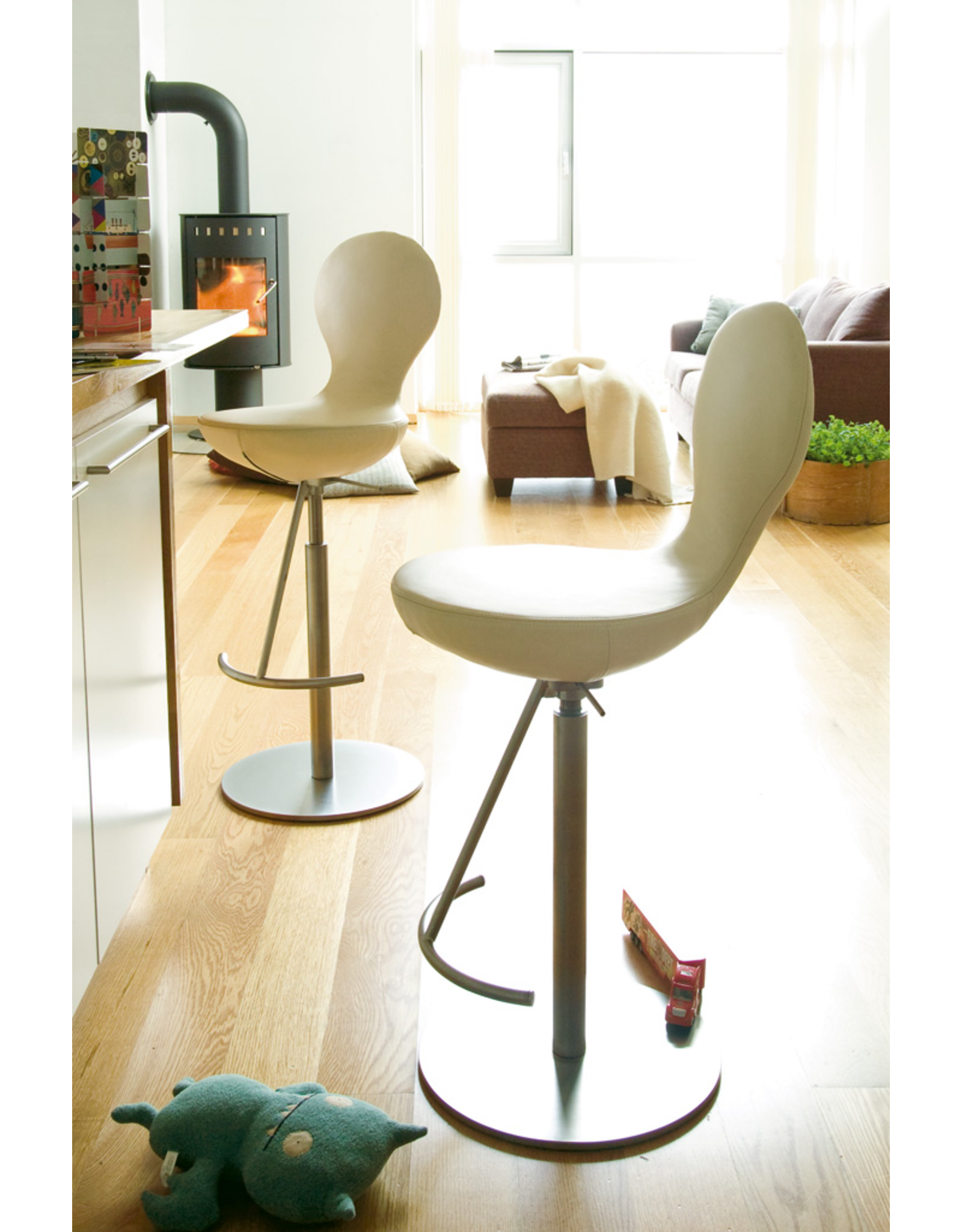 (BARGAIN CORNER) EIGHT HEIGHT ADJUSTABLE BARSTOOL