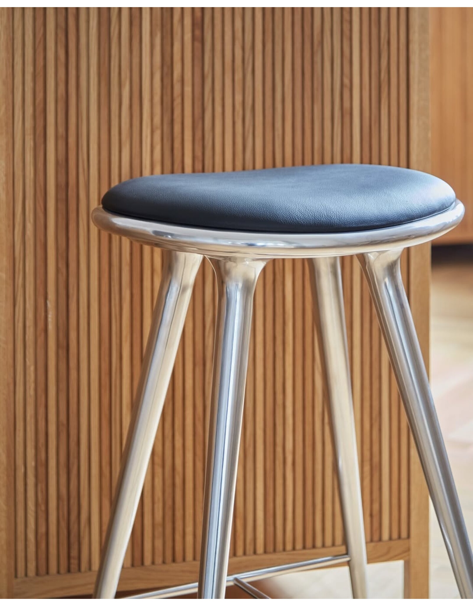 ETHICAL HIGH STOOL IN RECYCLED ALUMINIUM
