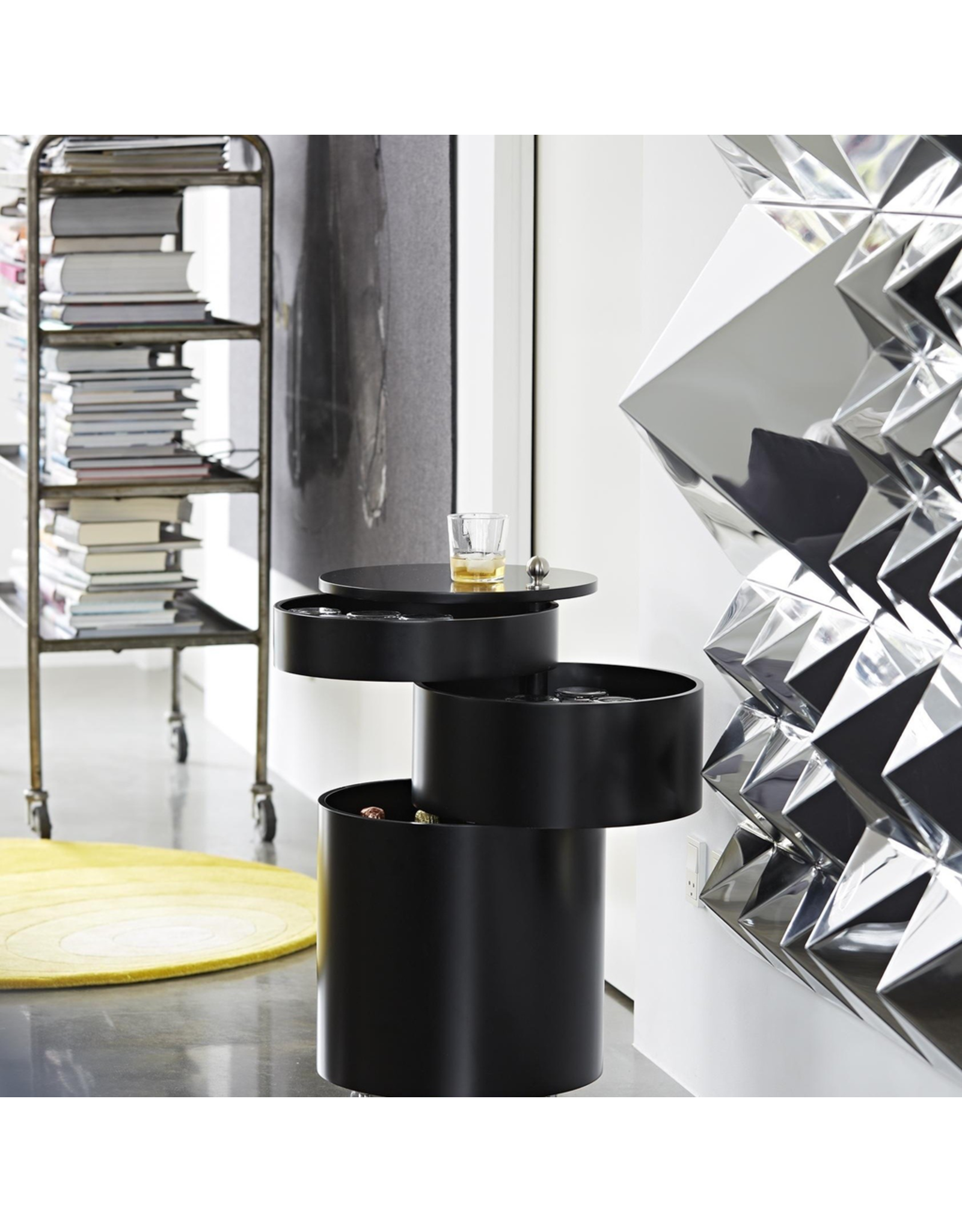 (BARGAIN CORNER) MIRROR SCULPTURE 帶有 一個金字塔型的鏡面雕塑