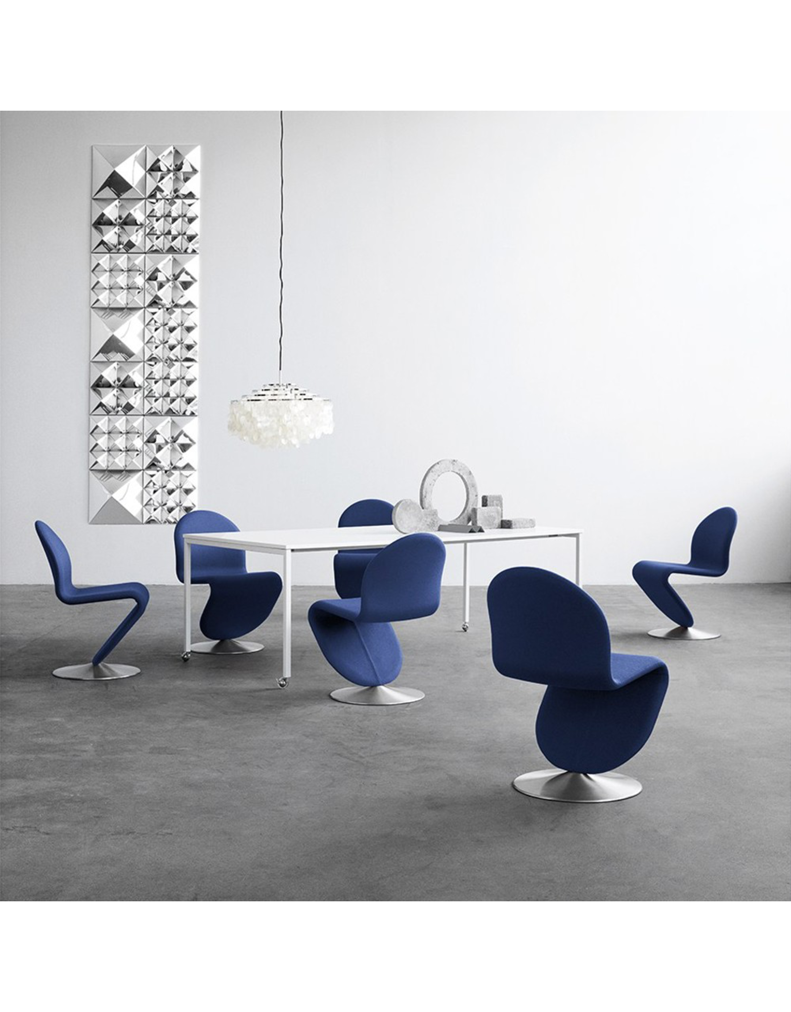 (BARGAIN CORNER) MIRROR SCULPTURE 帶有四個金字塔型的鏡面雕塑