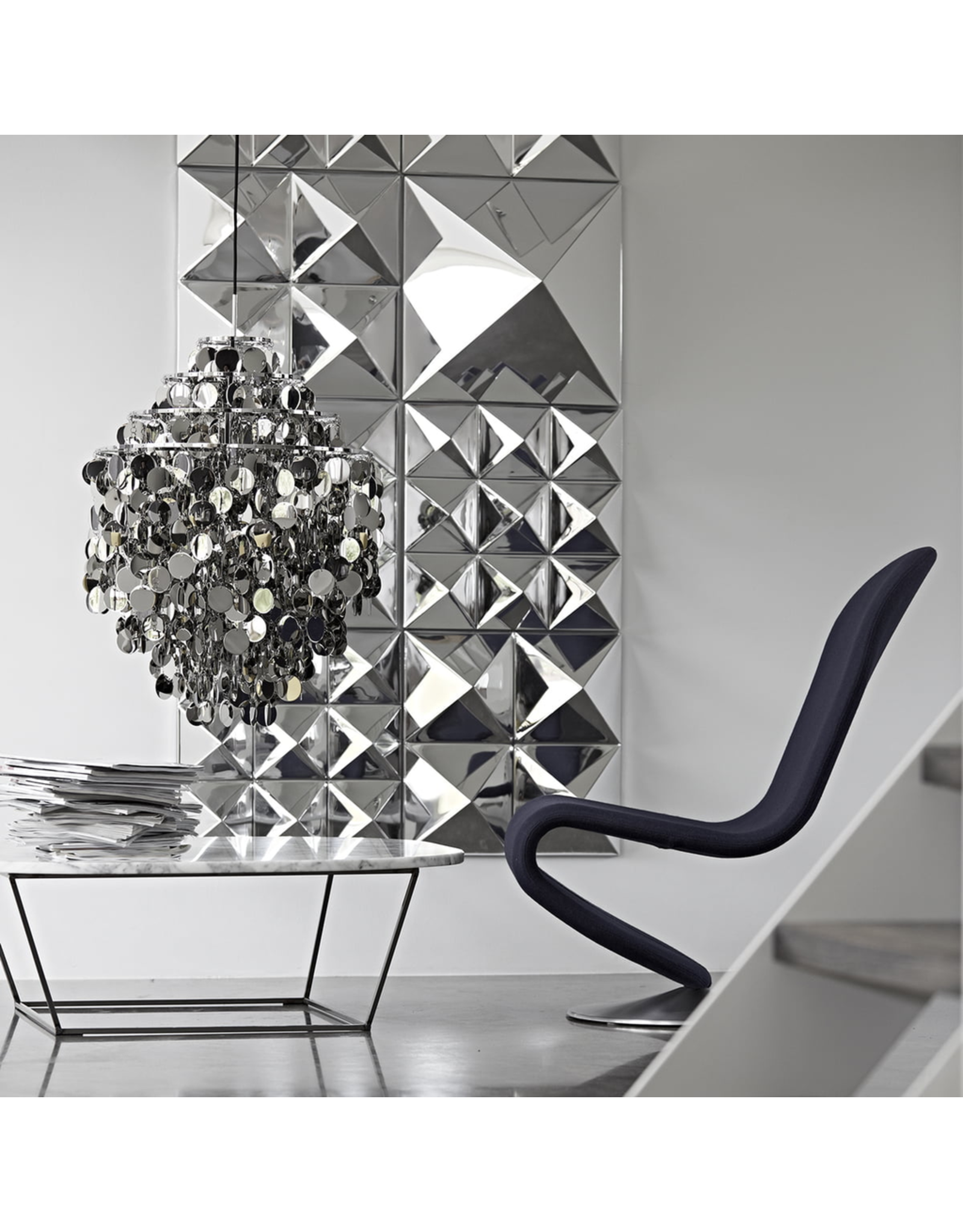 (BARGAIN CORNER) MIRROR SCULPTURE 帶有九個小金字塔型的鏡面雕塑