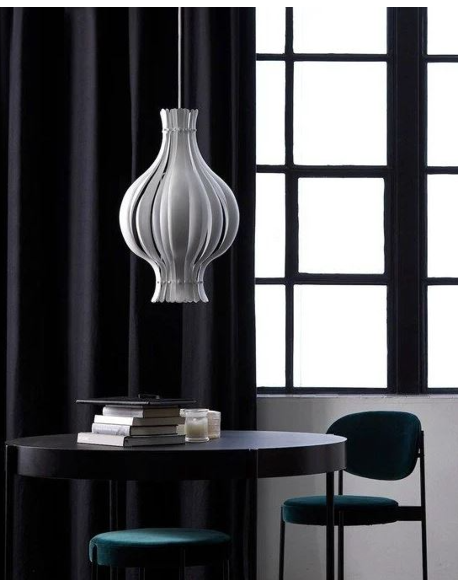 (SHOWROOM ITEM) ONION-SHAPED PENDANT LAMP IN WHITE