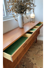 1960 年代柚木餐邊櫃，附雕花浮雕門