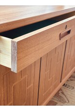 1960 年代柚木餐邊櫃，附雕花浮雕門